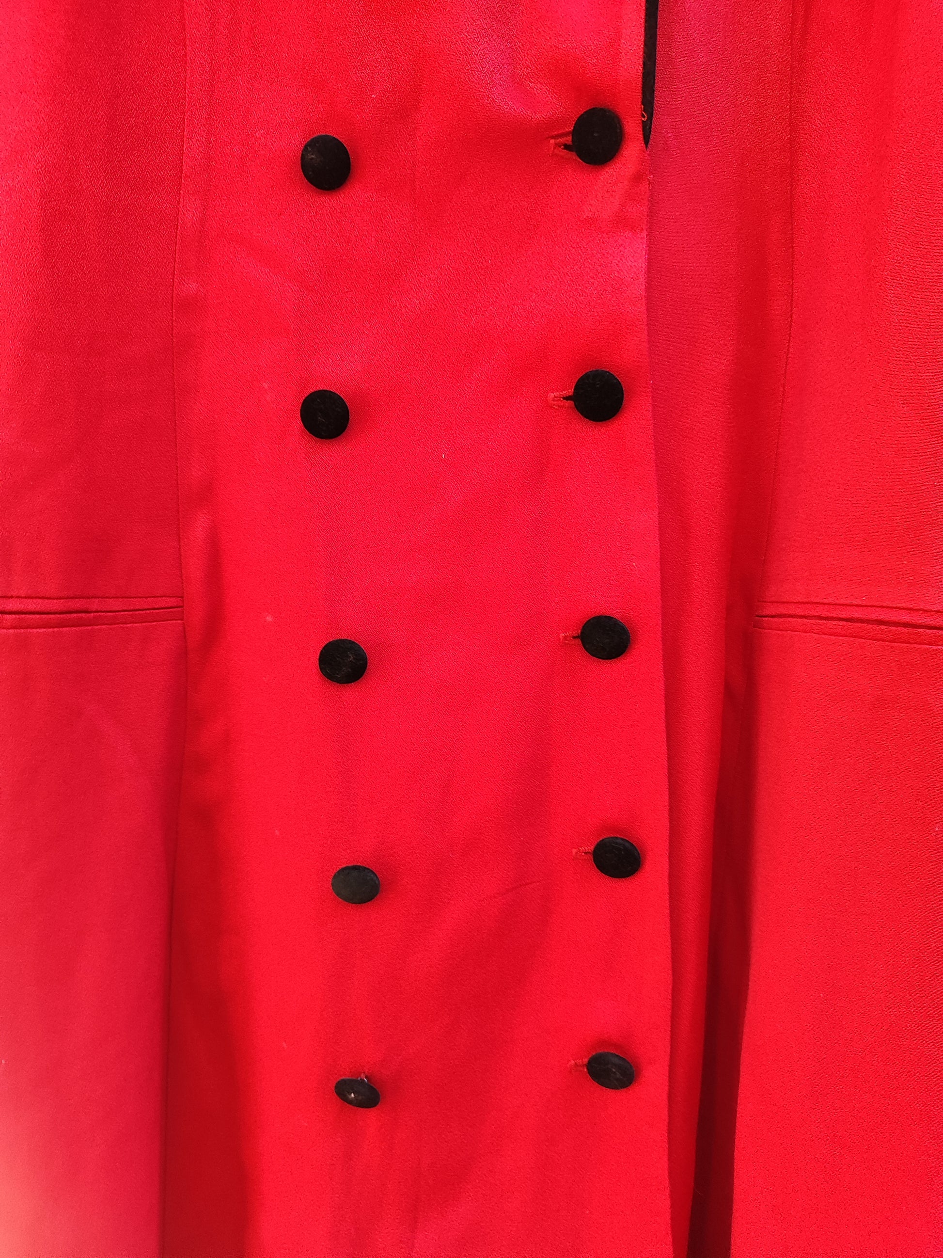   שמלת/ג'קט וינטג' אדומה בכפילות כפתורים צאוורון קטיפתי שחור - Image 7 by Danny & Nicole