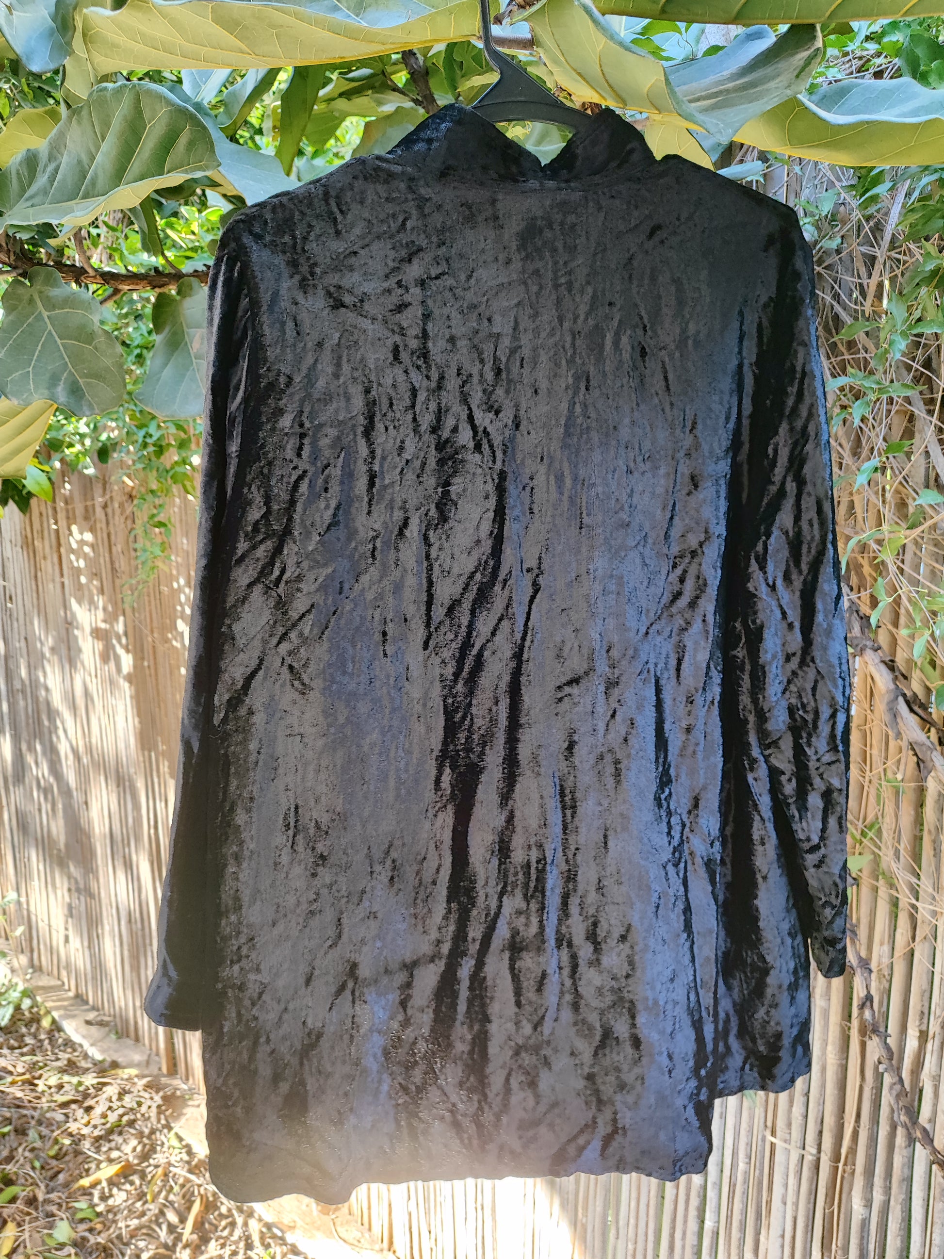 ג'קט קטיפתי רך שחור בכיפתורים רקומים  - Image 2 by Dorin Frankfurt