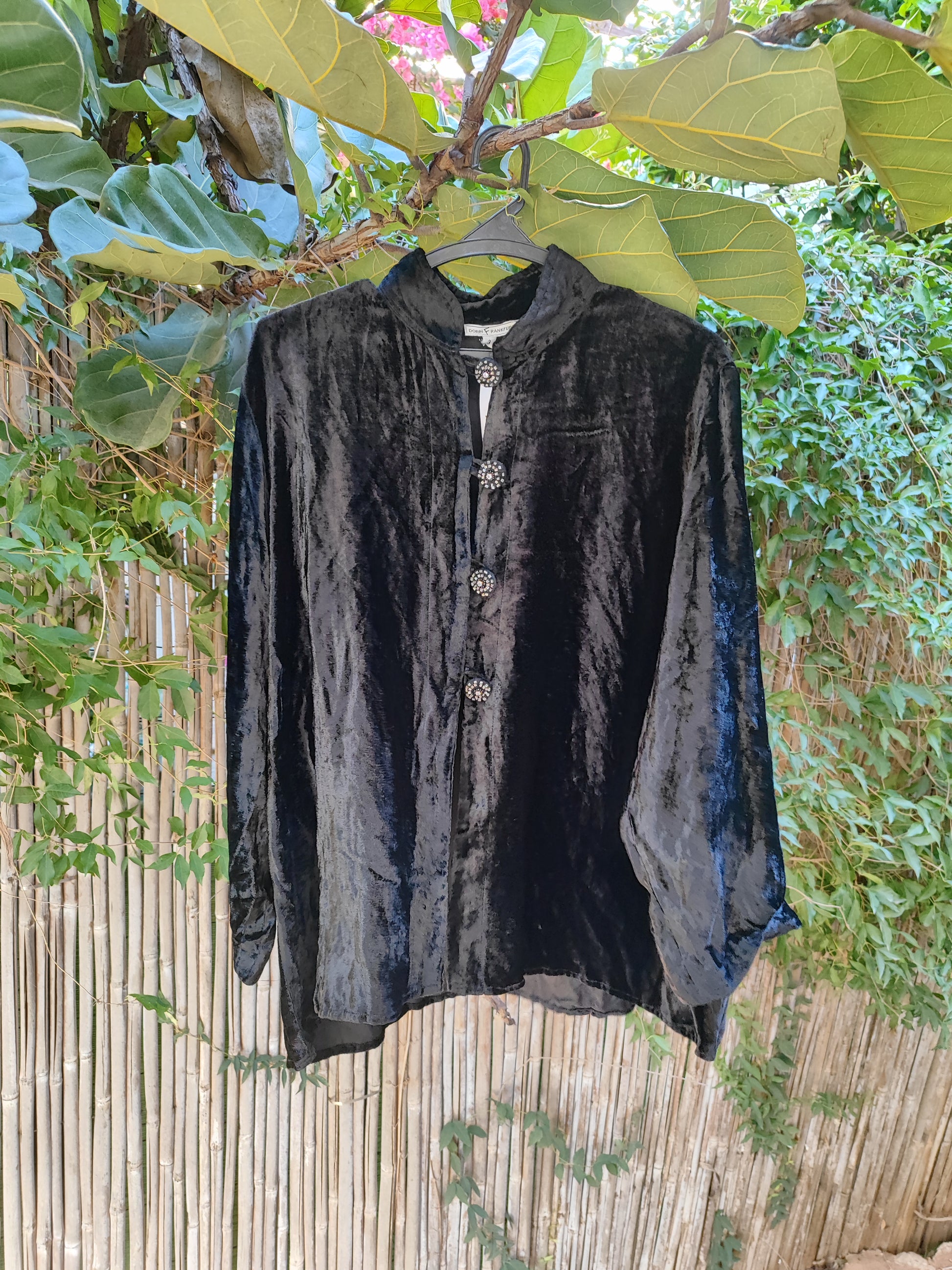 ג'קט קטיפתי רך שחור בכיפתורים רקומים  - Image 3 by Dorin Frankfurt