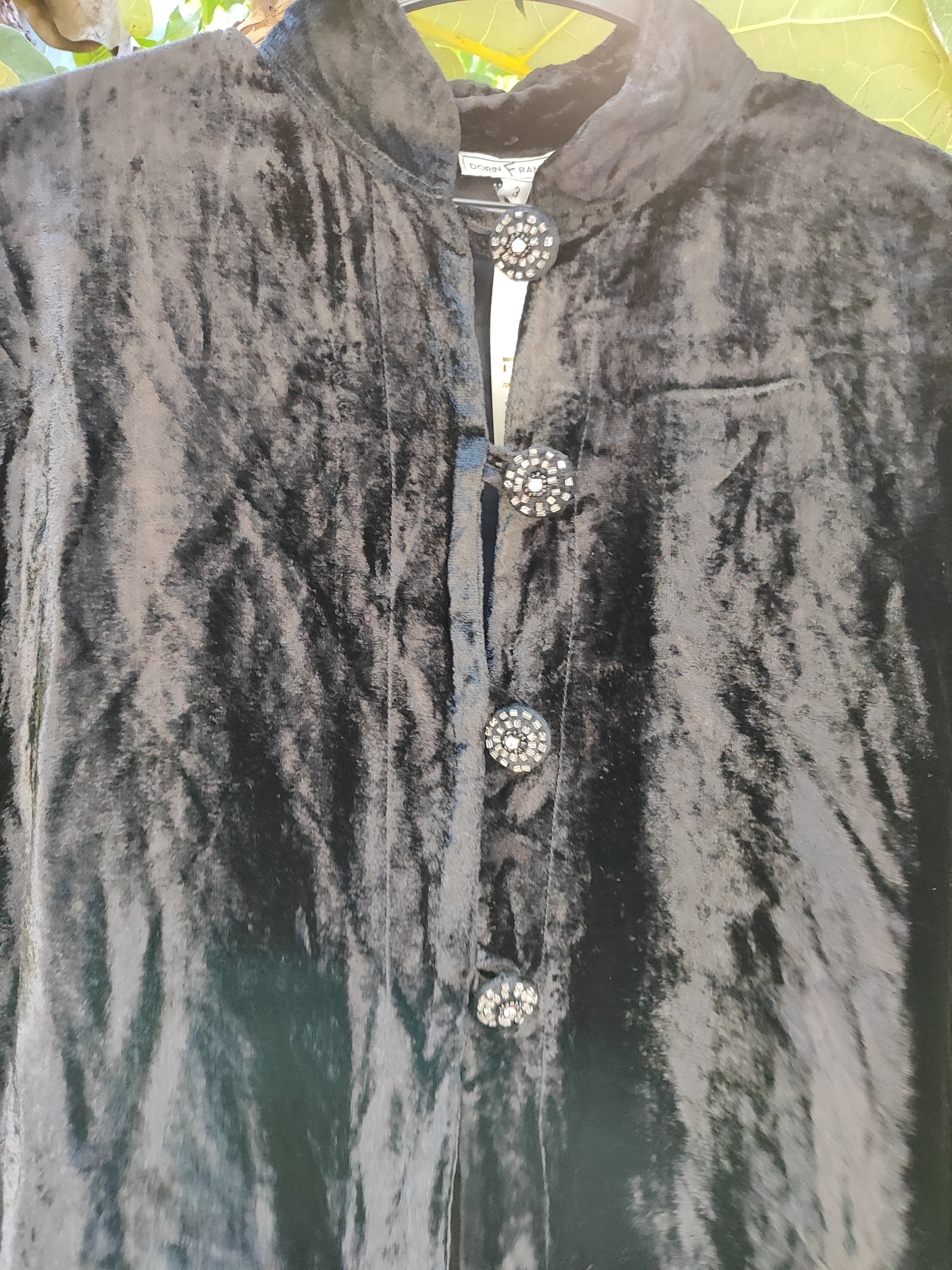 ג'קט קטיפתי רך שחור בכיפתורים רקומים  - Image 4 by Dorin Frankfurt