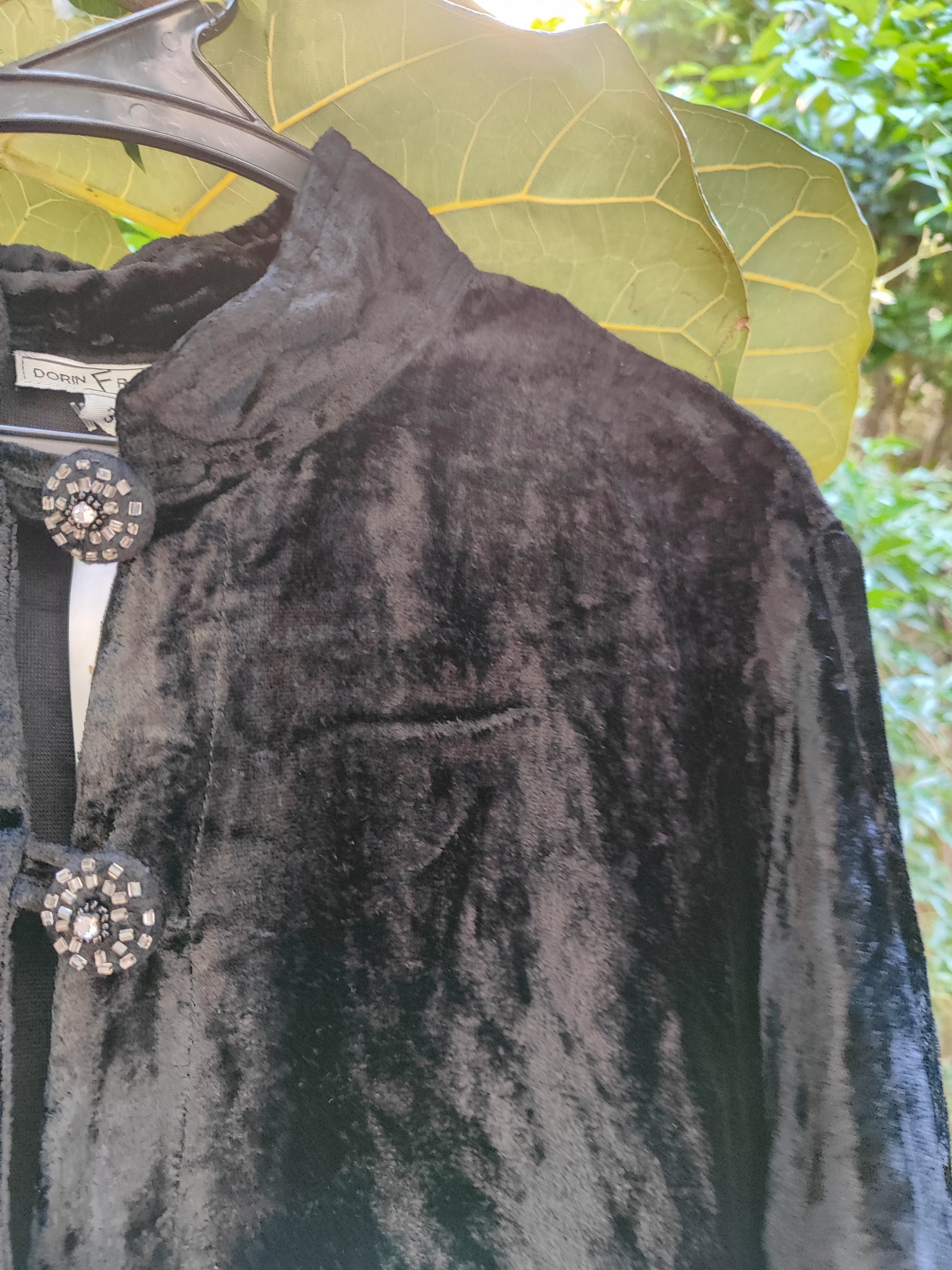 ג'קט קטיפתי רך שחור בכיפתורים רקומים  - Image 5 by Dorin Frankfurt