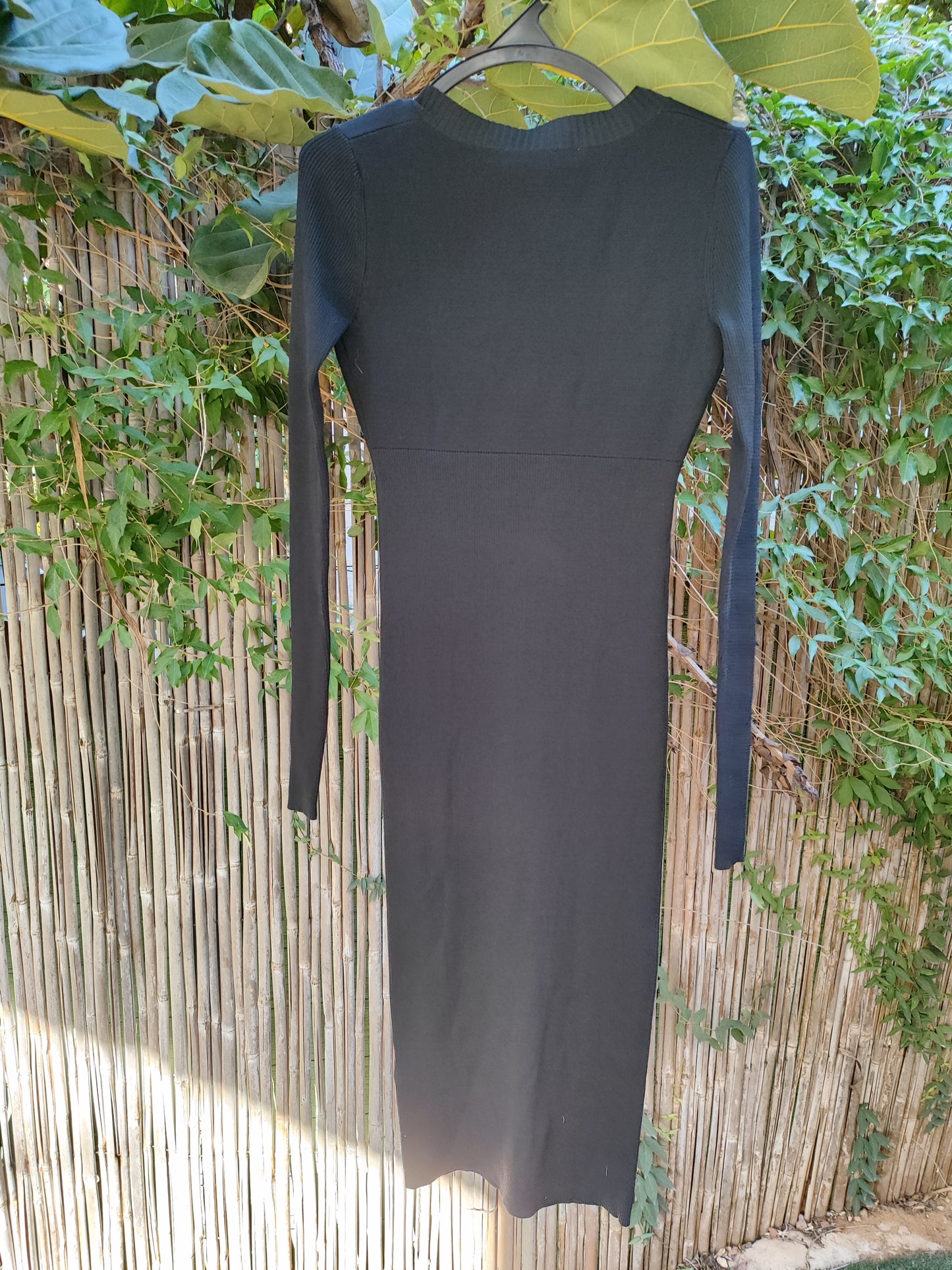 שמלת שחורה סרוג דק ארוכה ומפתח וי קשור בסרט - Image 4