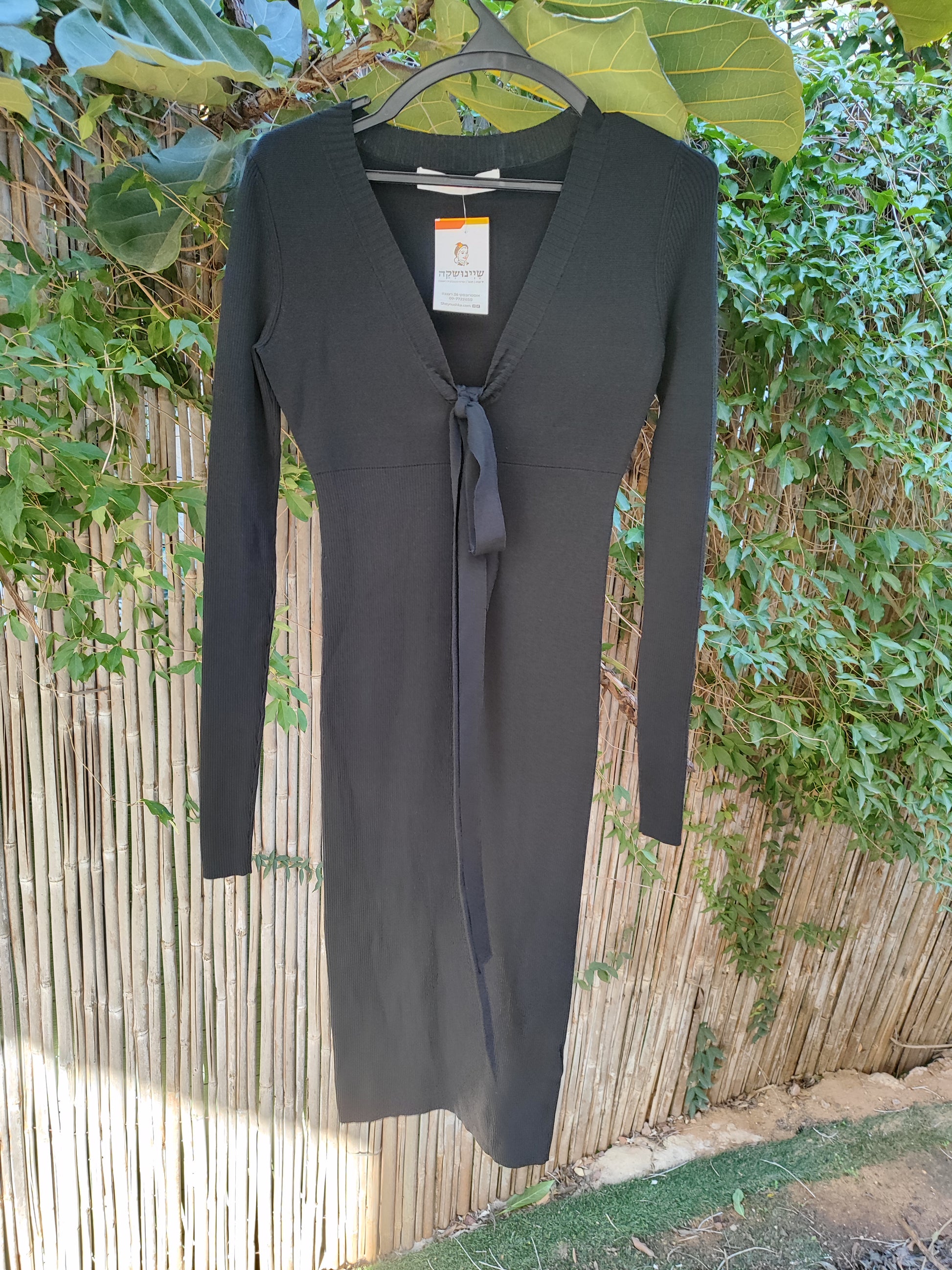 שמלת שחורה סרוג דק ארוכה ומפתח וי קשור בסרט - Image 6