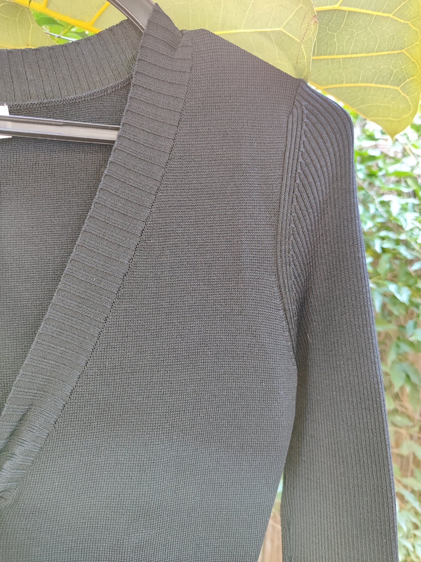 שמלת שחורה סרוג דק ארוכה ומפתח וי קשור בסרט - Size One size