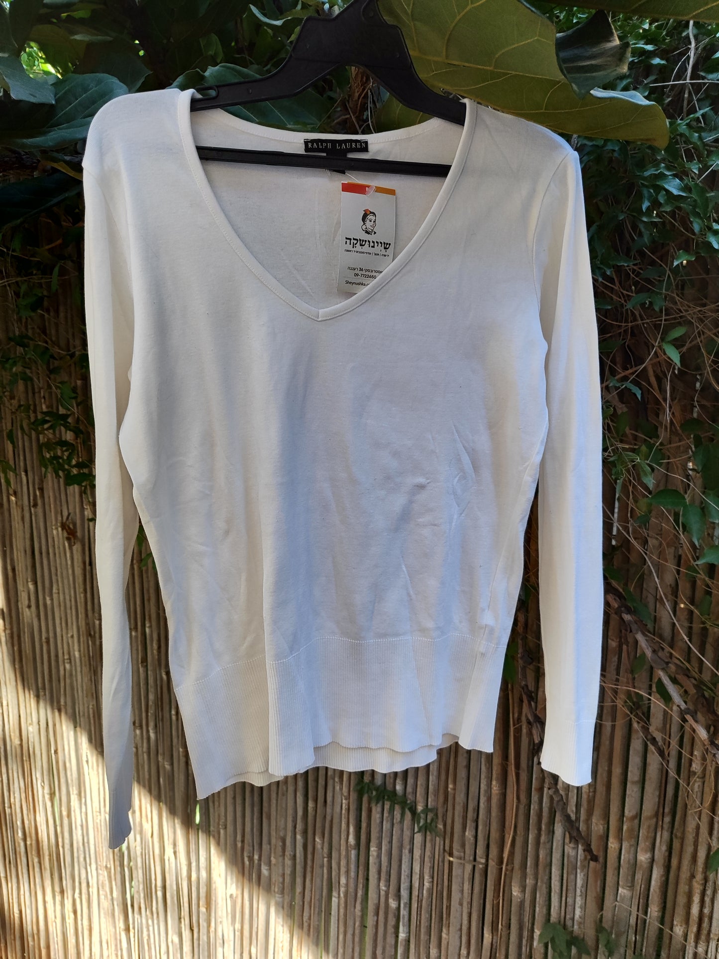  Ralph Lauren חולצה במםתח וי עמוק ומנגט במותן - Image 3 by Ralph Lauren