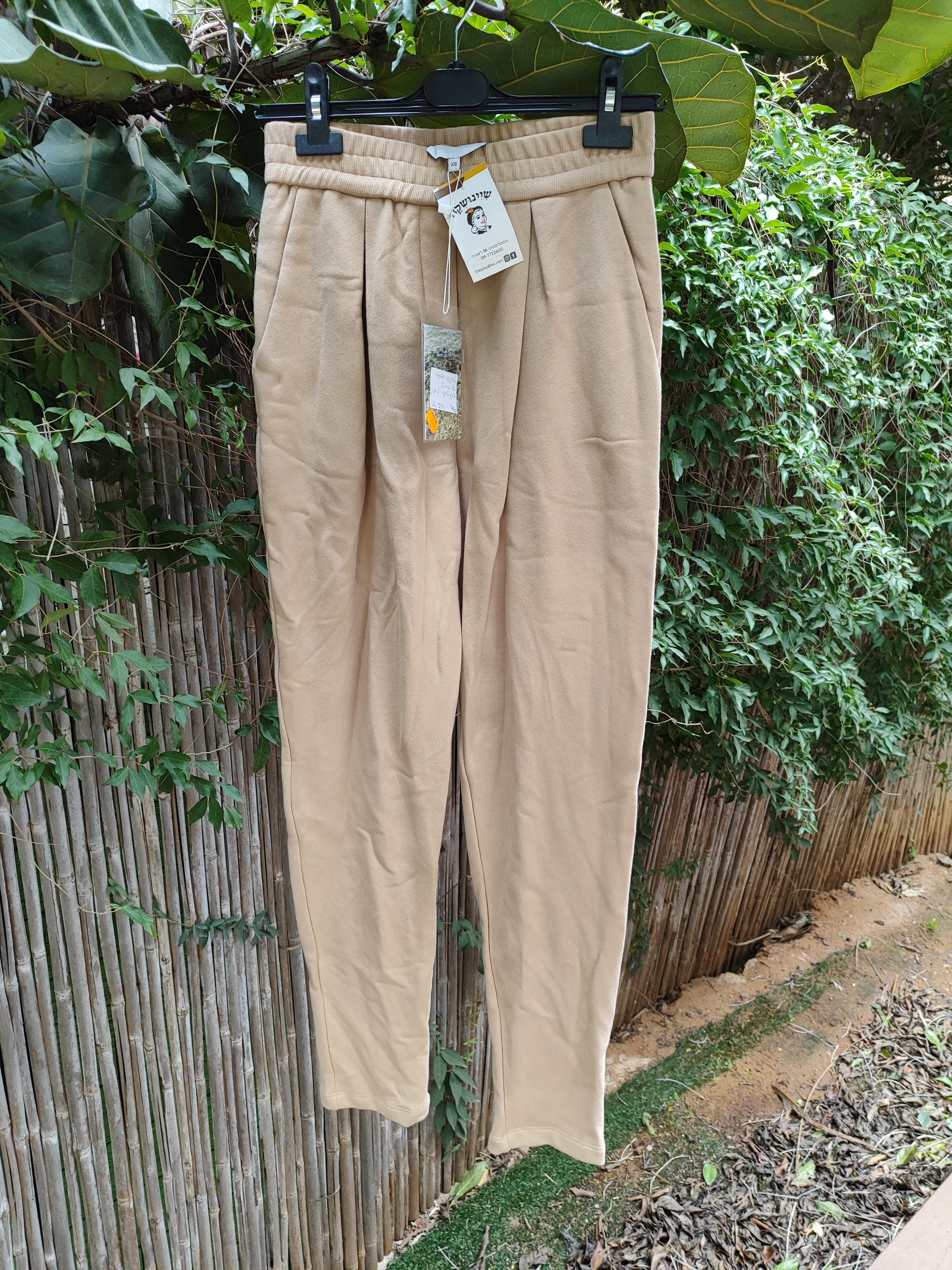 חדש אאוטלט מעצבים OMä מכנסיים במראה טרנינג עם פנקים בצבע מוקה - Image 2 by OMä