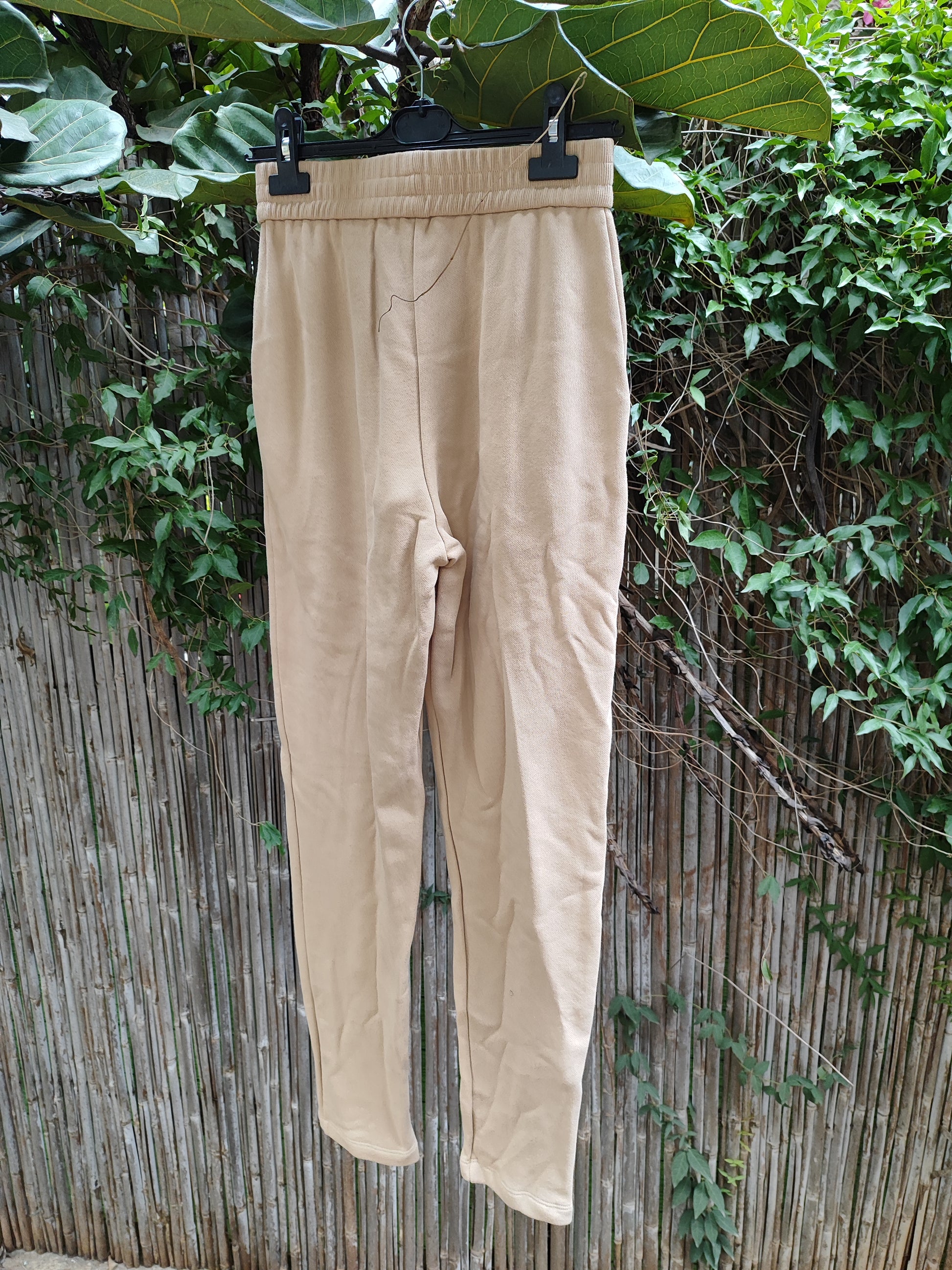 חדש אאוטלט מעצבים OMä מכנסיים במראה טרנינג עם פנקים בצבע מוקה - Image 3 by OMä