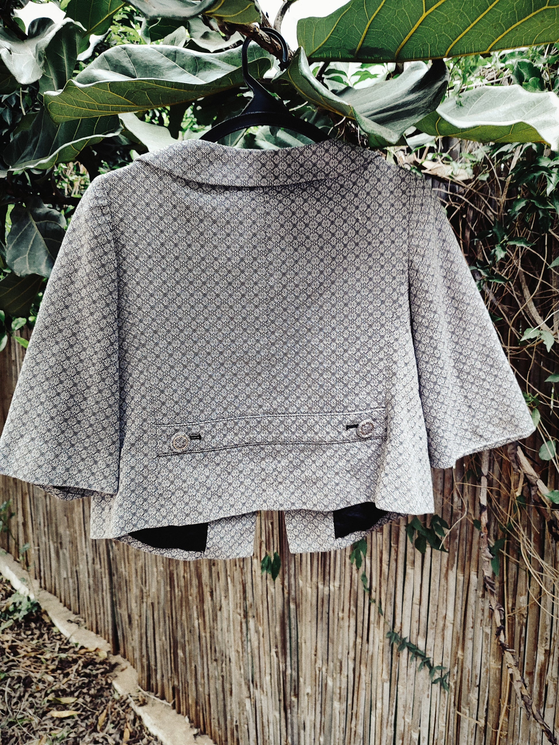 ז'קט קצר אפור בטקסטורה צאוורון מחייך וכפתורים נוכחיים  by LOFT - Size L