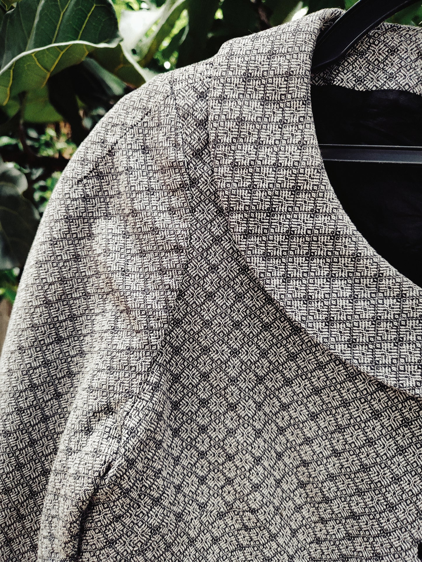 ז'קט קצר אפור בטקסטורה צאוורון מחייך וכפתורים נוכחיים  - Image 2 by LOFT