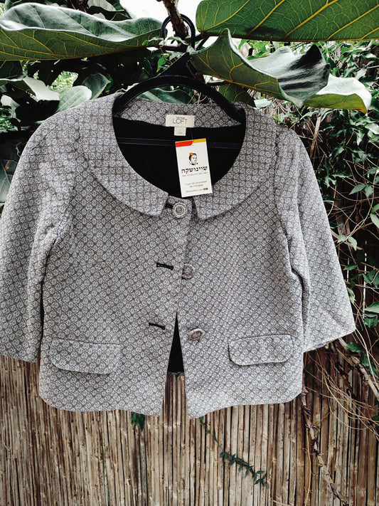 ז'קט קצר אפור בטקסטורה צאוורון מחייך וכפתורים נוכחיים  - Image 3 by LOFT