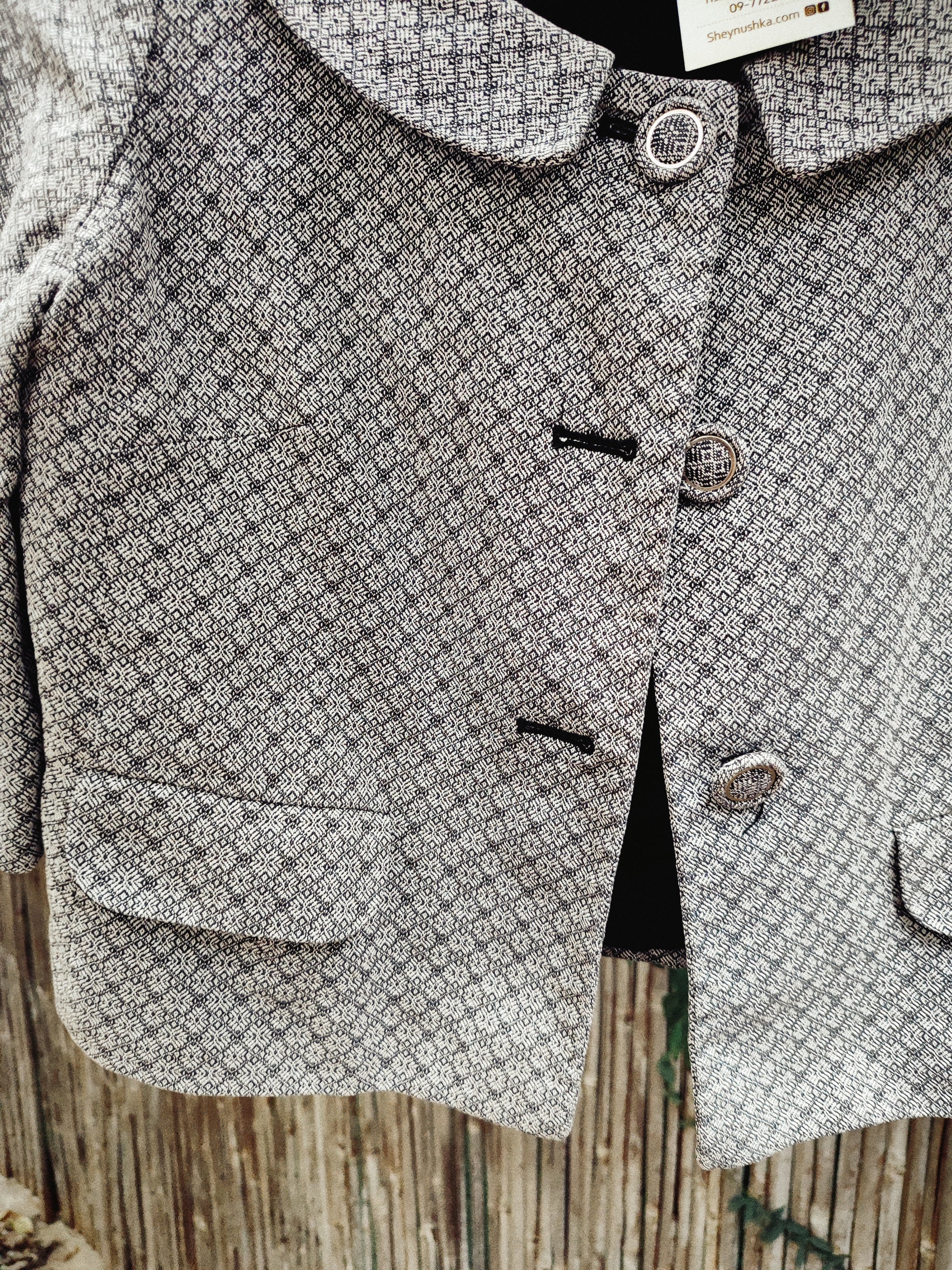 ז'קט קצר אפור בטקסטורה צאוורון מחייך וכפתורים נוכחיים  - Image 4 by LOFT