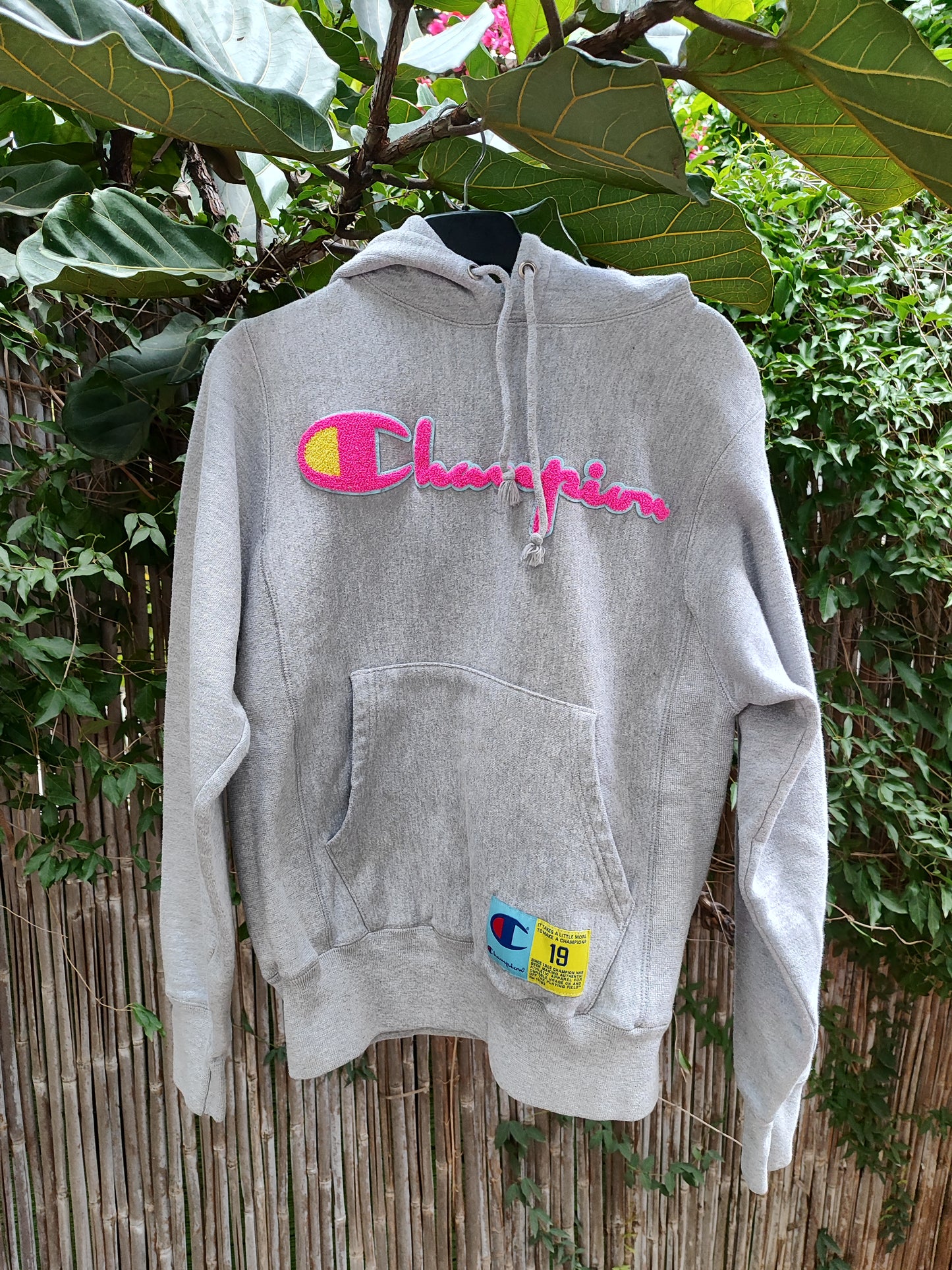 Champion קפוצ'ון אפור בחותמת ורודה - Image 3 by Champion