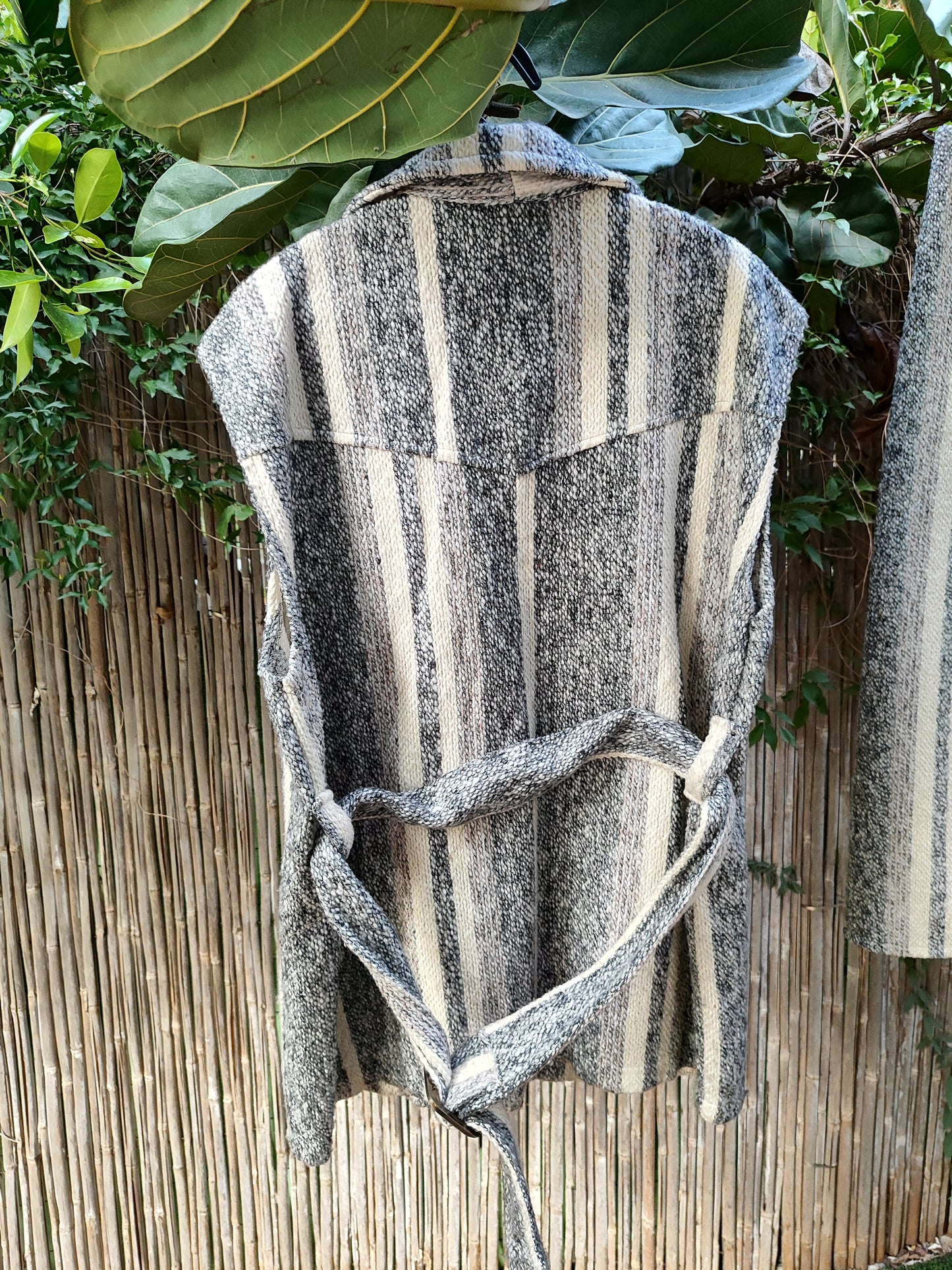 ווסט צמר בגווני אפור לבן בתוספת חגורה  - Image 4