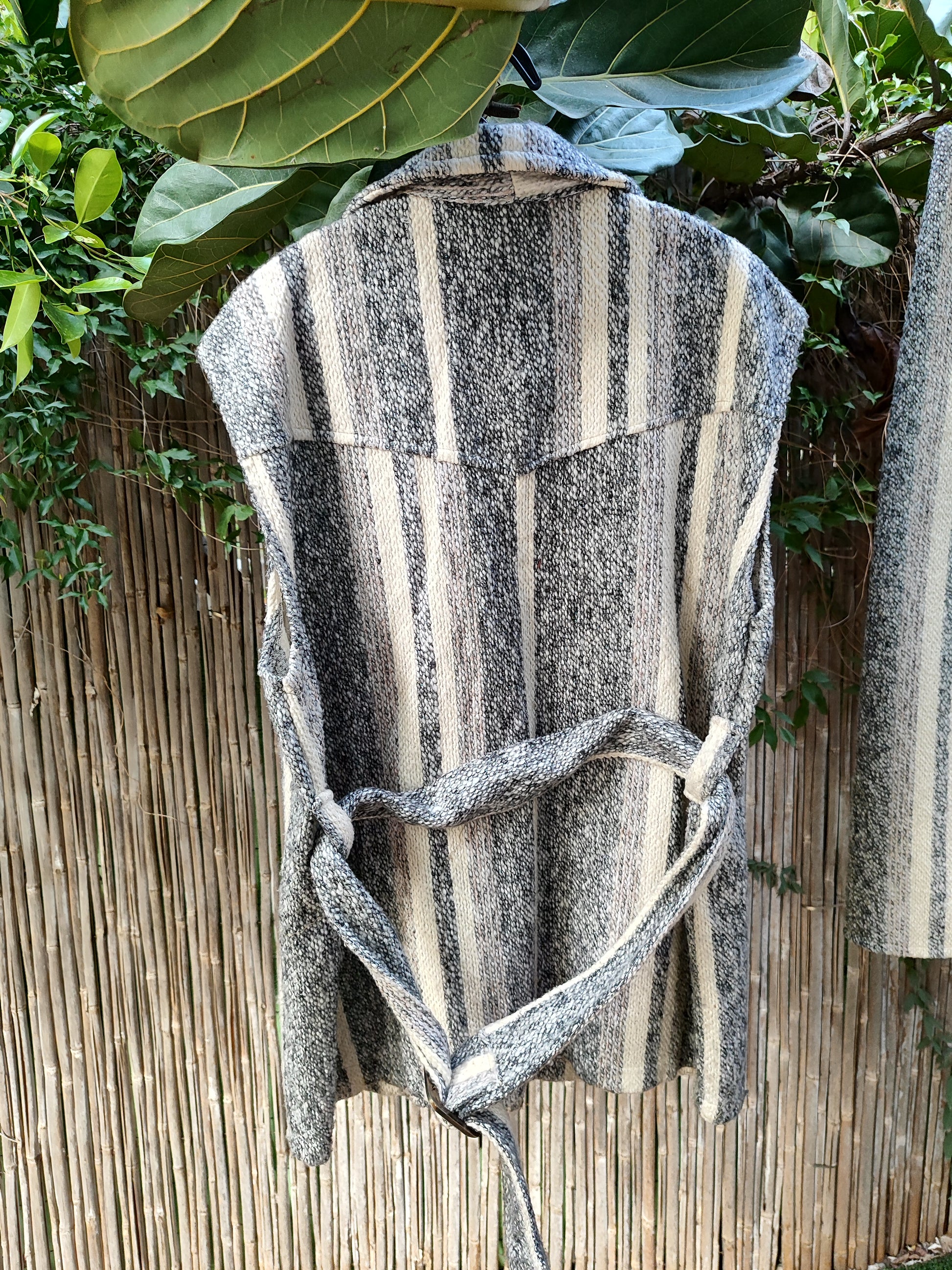 ווסט צמר בגווני אפור לבן בתוספת חגורה  - Image 4