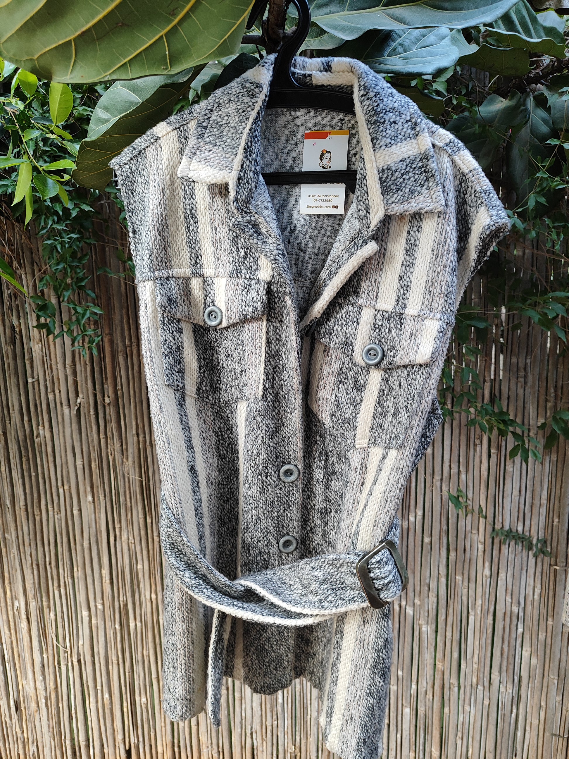 ווסט צמר בגווני אפור לבן בתוספת חגורה  - Size M