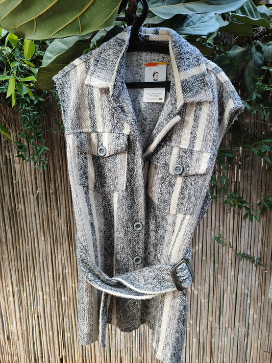 ווסט צמר בגווני אפור לבן בתוספת חגורה  - Size M