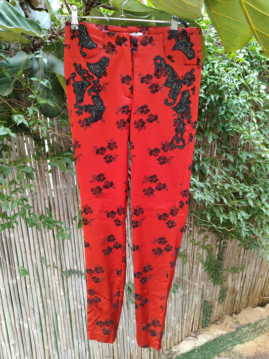 מכנסיי סאטן בורדו פרחים שחורים וקישוטי פייטים  - Image 5 by Nativ yocai