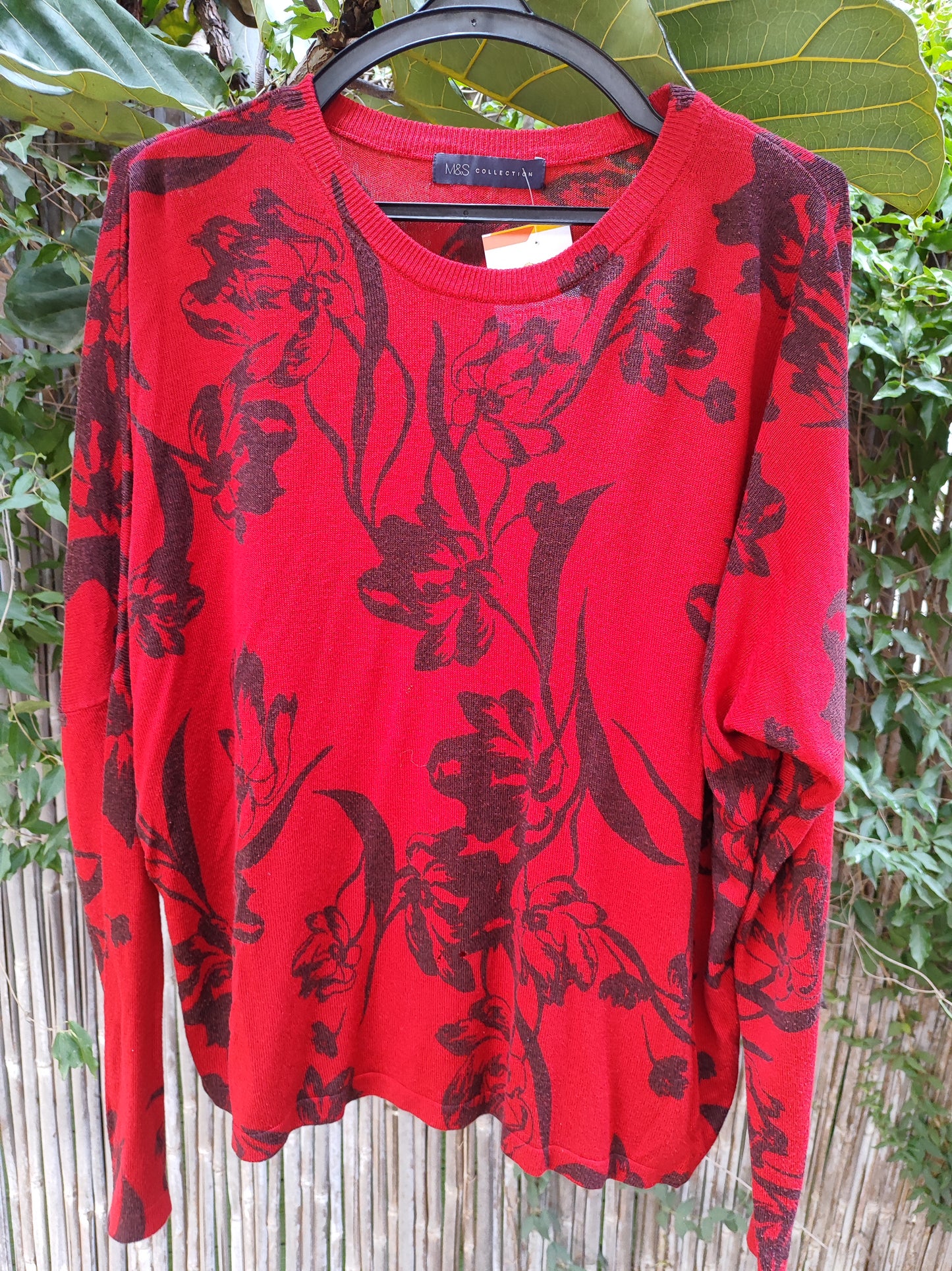  M&S סוודר אדום בפרחים שחורים - Image 3 by M&S