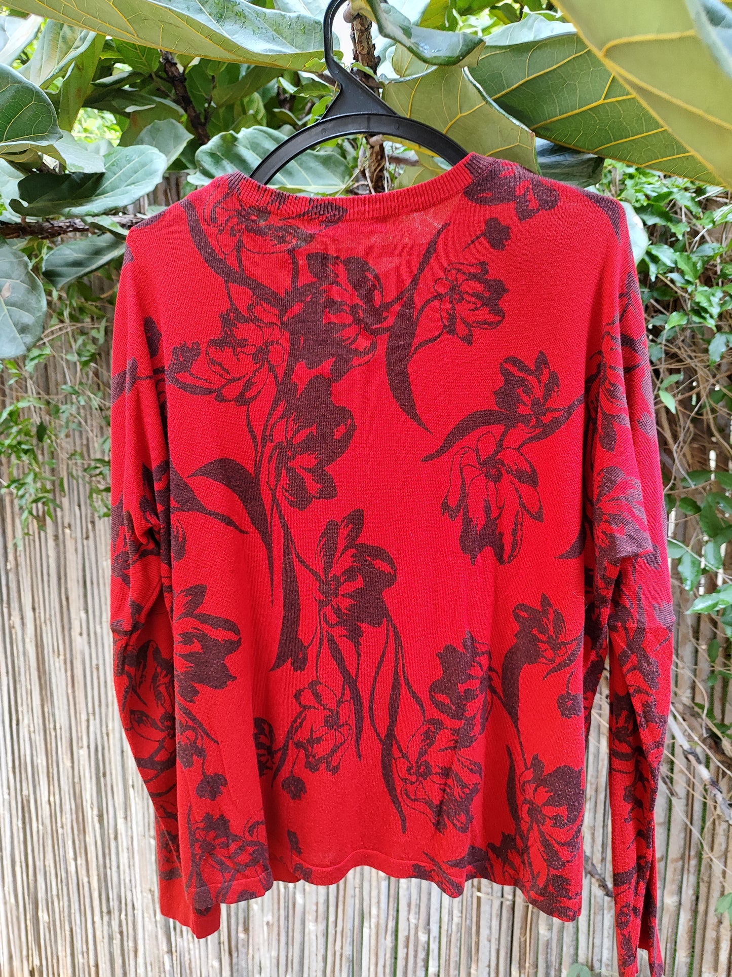  M&S סוודר אדום בפרחים שחורים - Image 4 by M&S