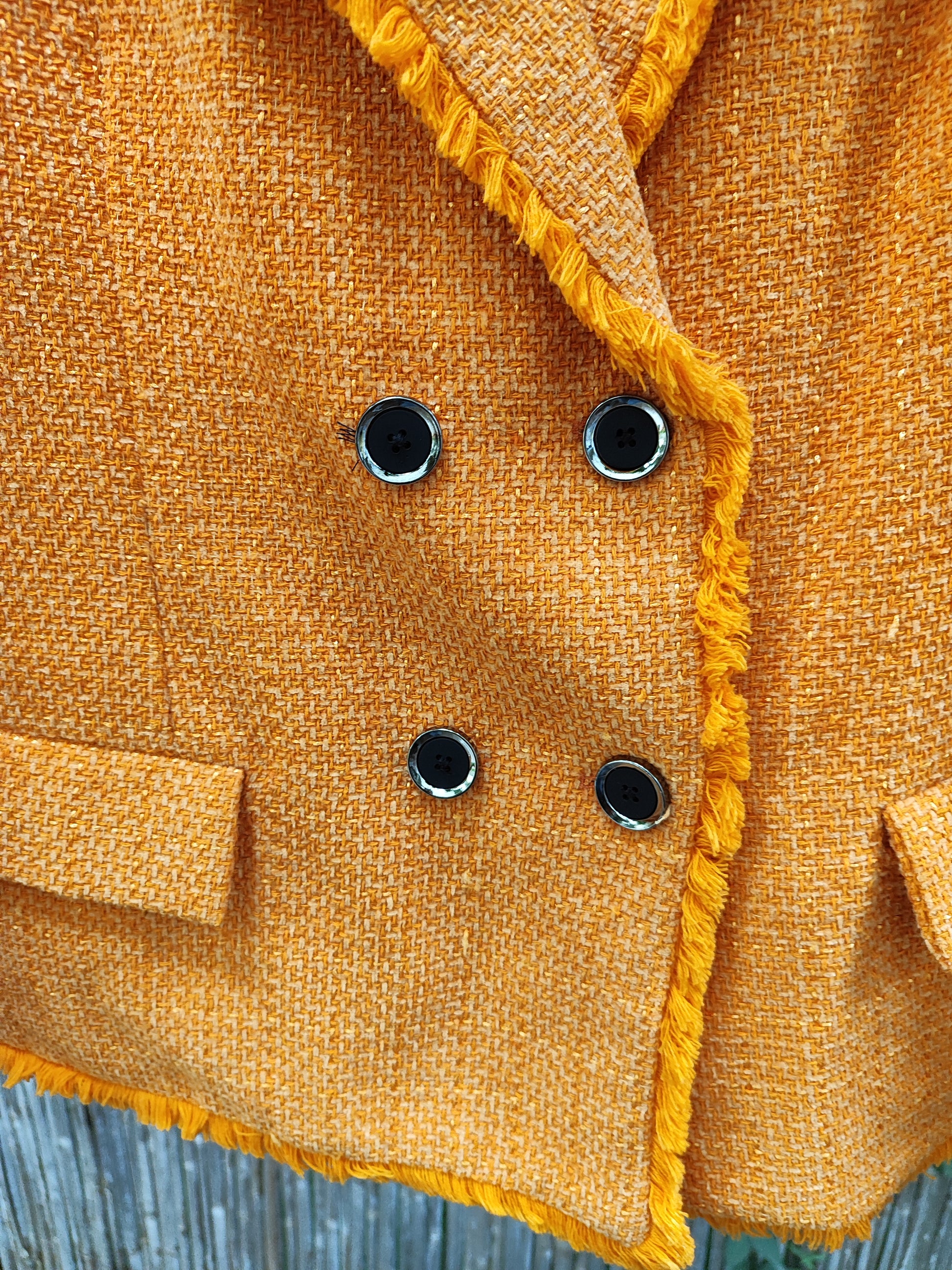 ג'קט כתום בכפתורים כפולים ופרנזים - Image 5 by ONOT