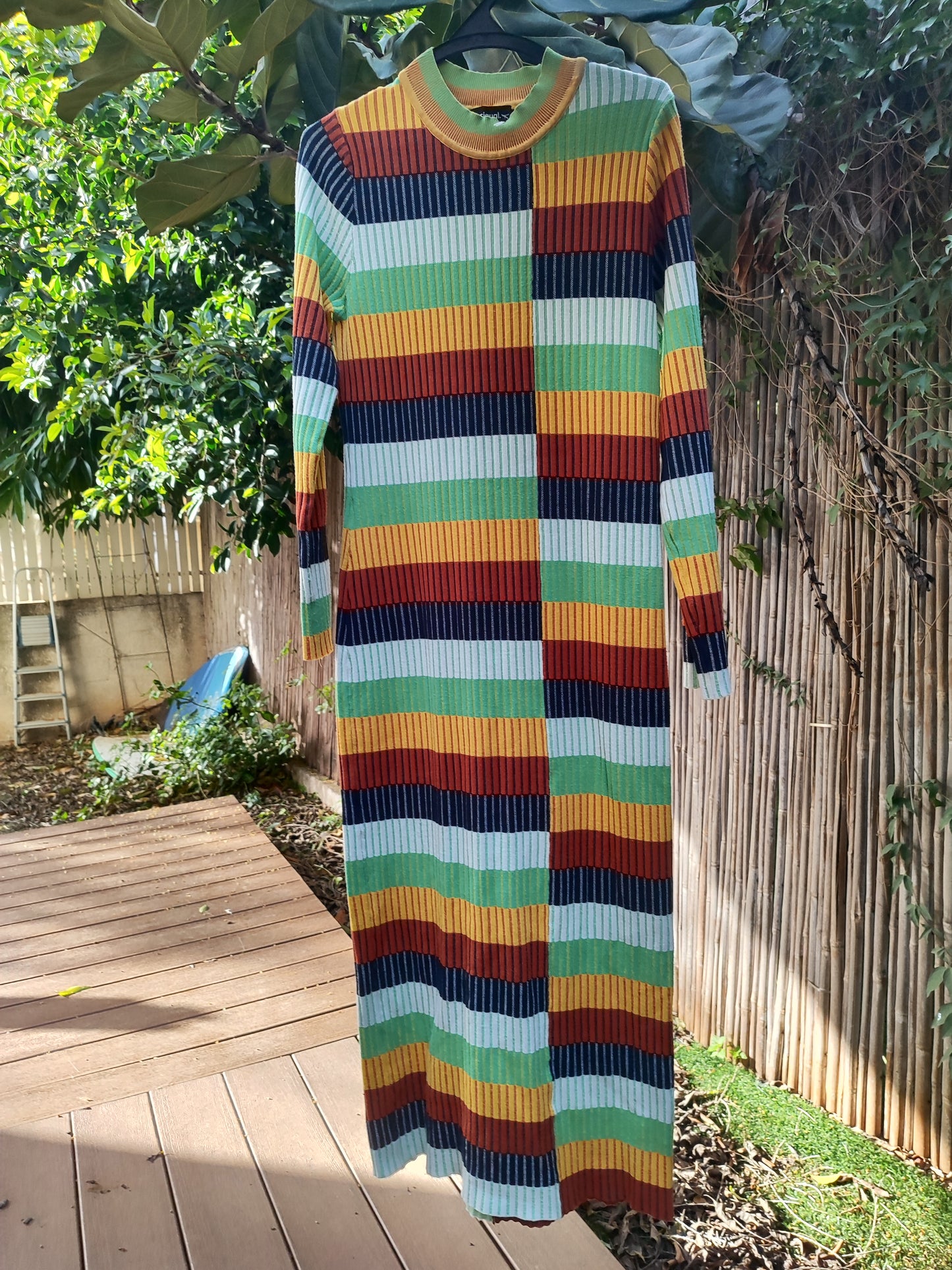 דיזגואל. שמלת פסים חצויים צמודה בצבעי פסטל ושחור - Image 3 by Desigual