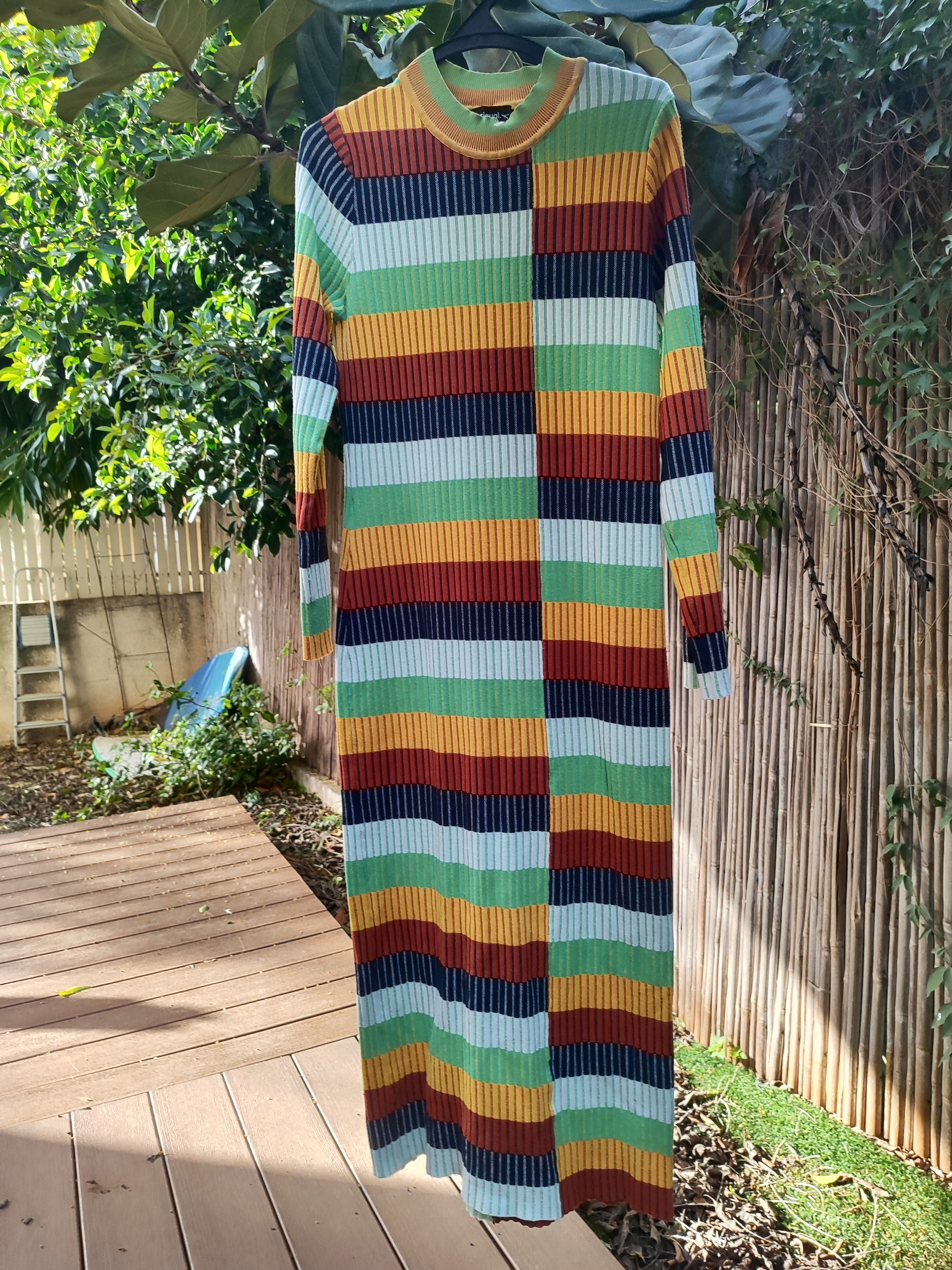 דיזגואל. שמלת פסים חצויים צמודה בצבעי פסטל ושחור - Image 3 by Desigual