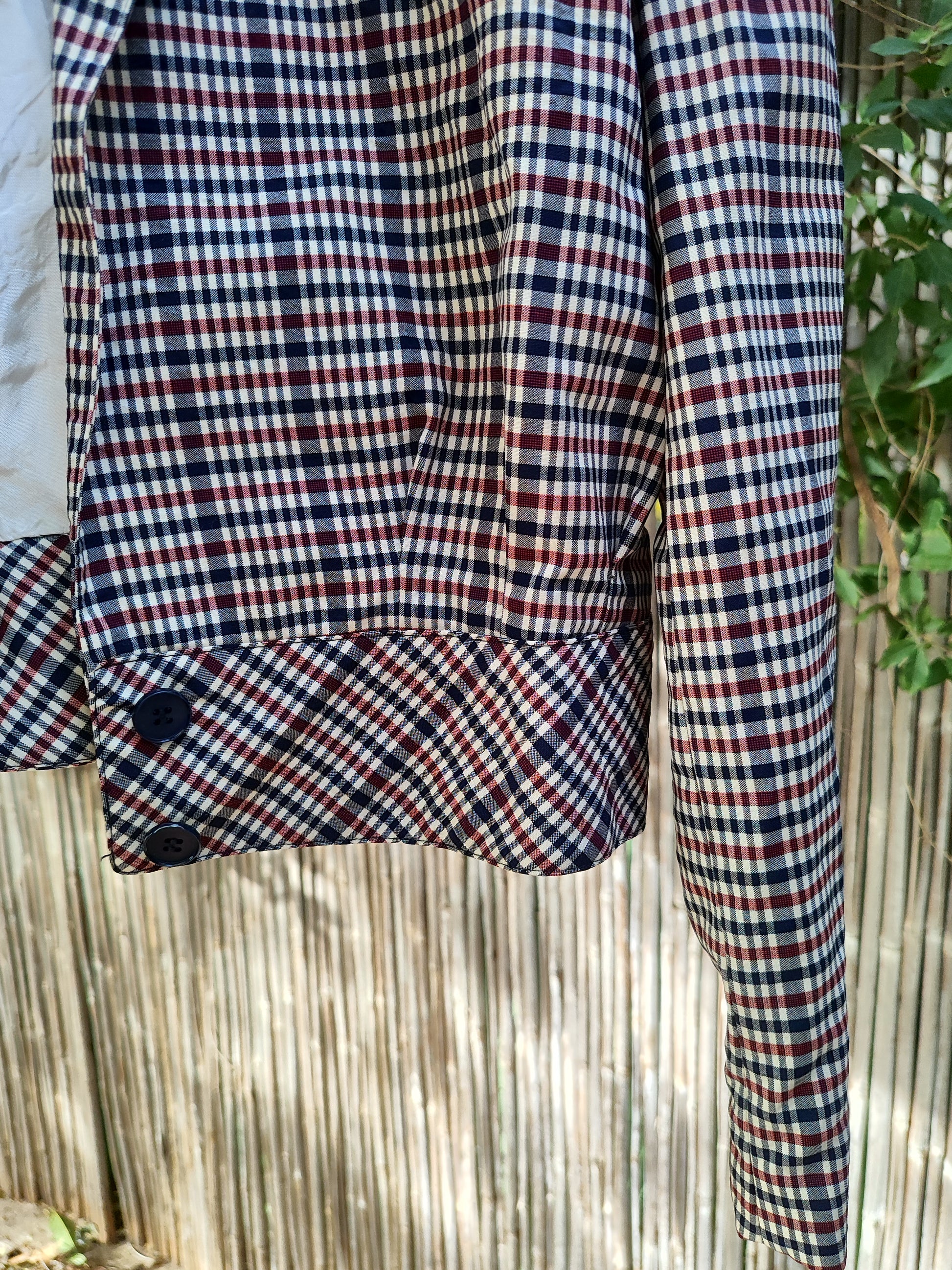 ג'קט וינטג' משובץ  שחור אפור אדום לבן  בסיומת כפתורים  - Image 3