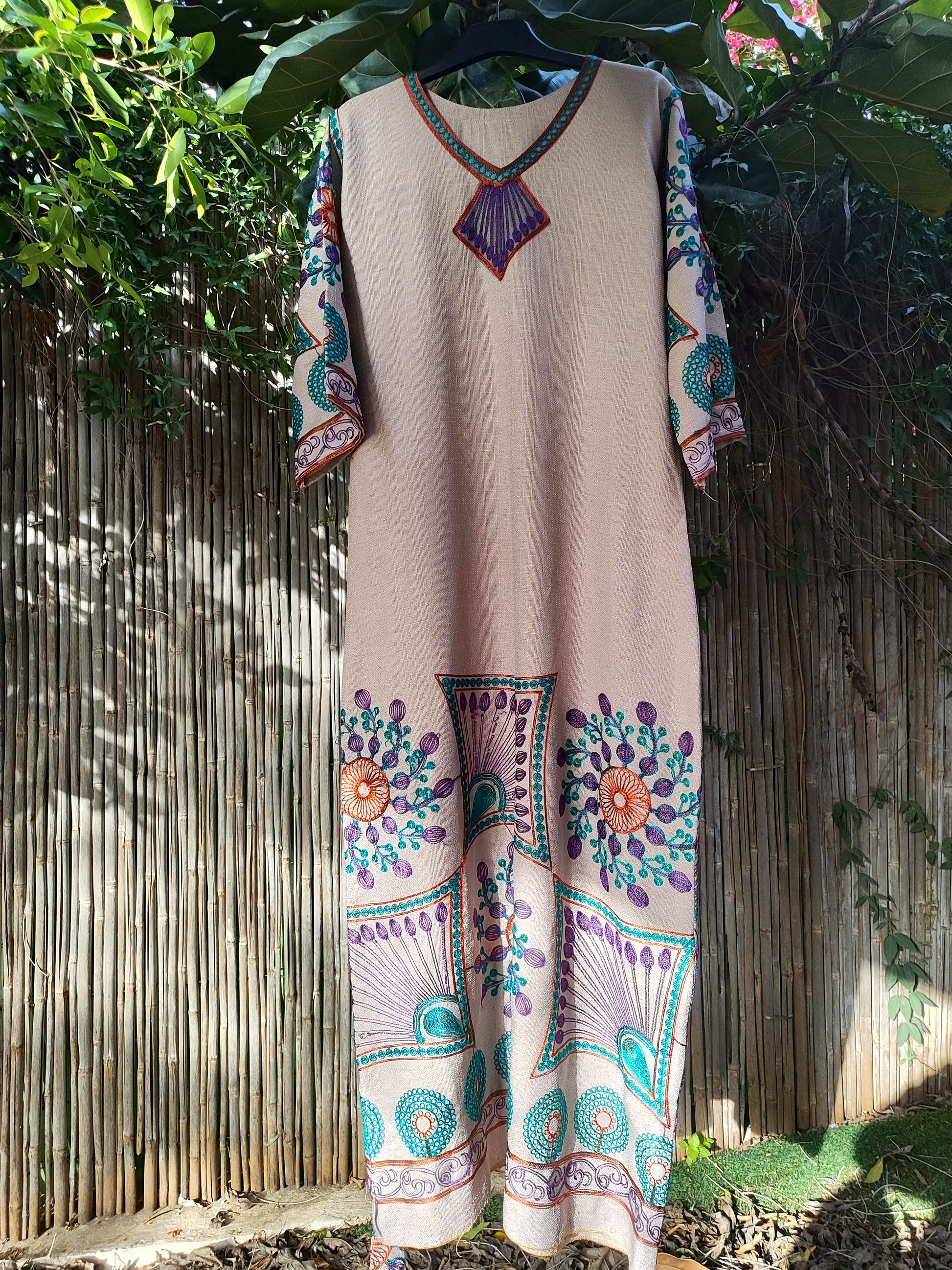 שמלת בוהו שיק מוקה ברקמות צבעוניות מפוזרות  - Image 3