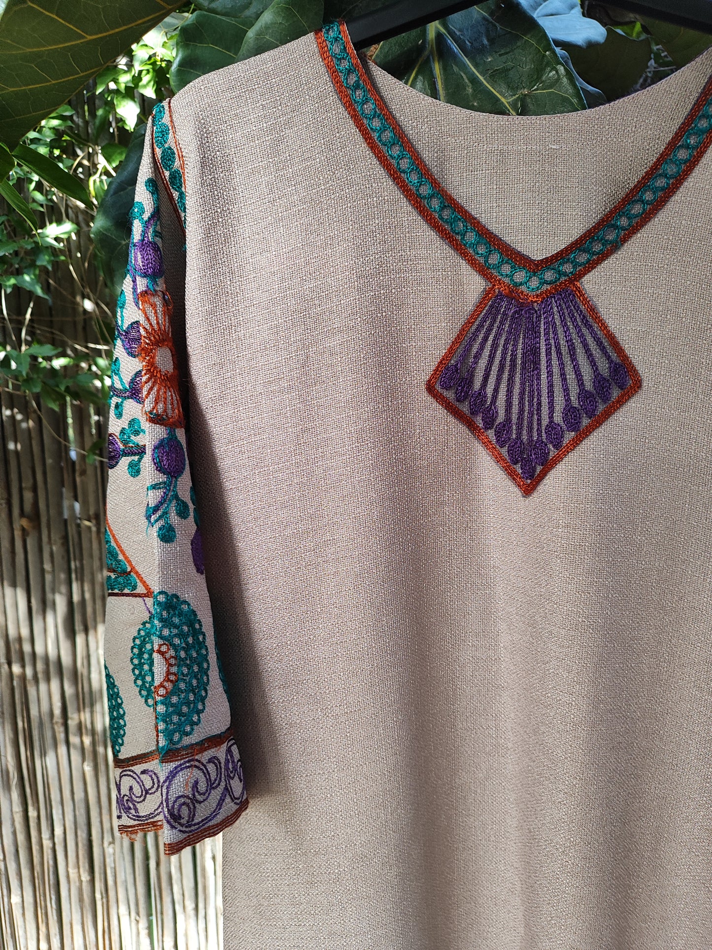 שמלת בוהו שיק מוקה ברקמות צבעוניות מפוזרות  - Image 4