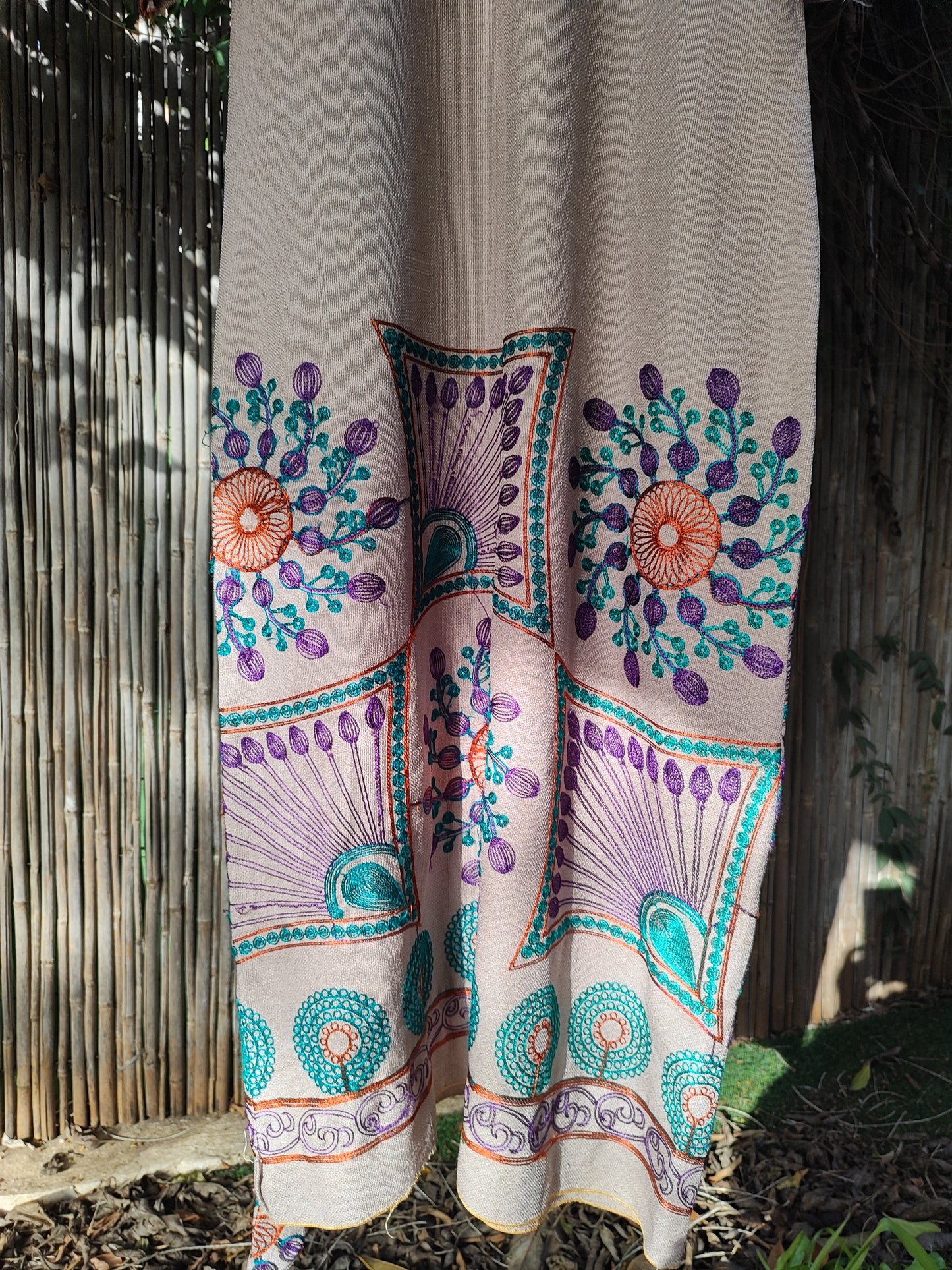 שמלת בוהו שיק מוקה ברקמות צבעוניות מפוזרות  - Image 6