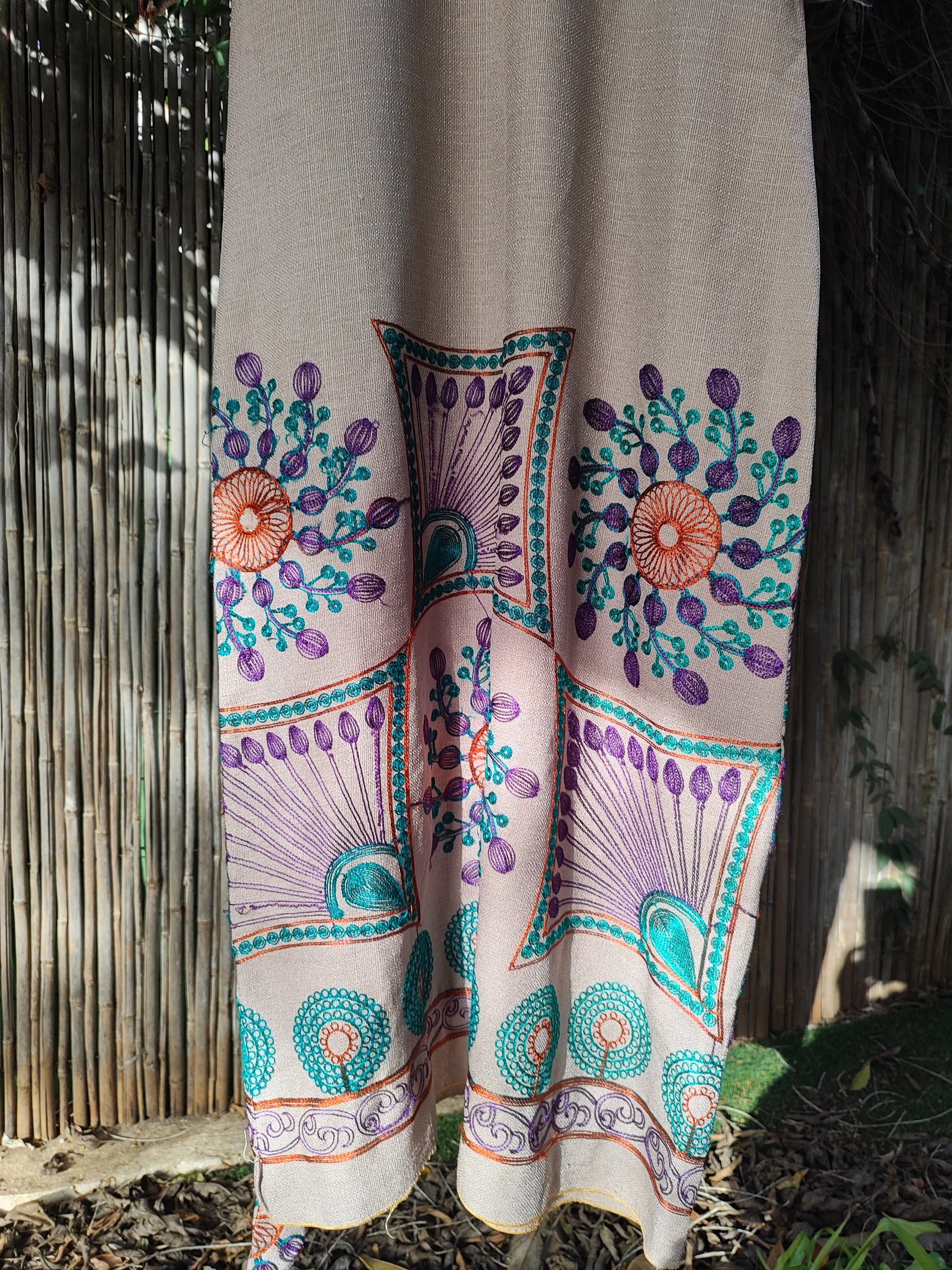 שמלת בוהו שיק מוקה ברקמות צבעוניות מפוזרות  - Image 6