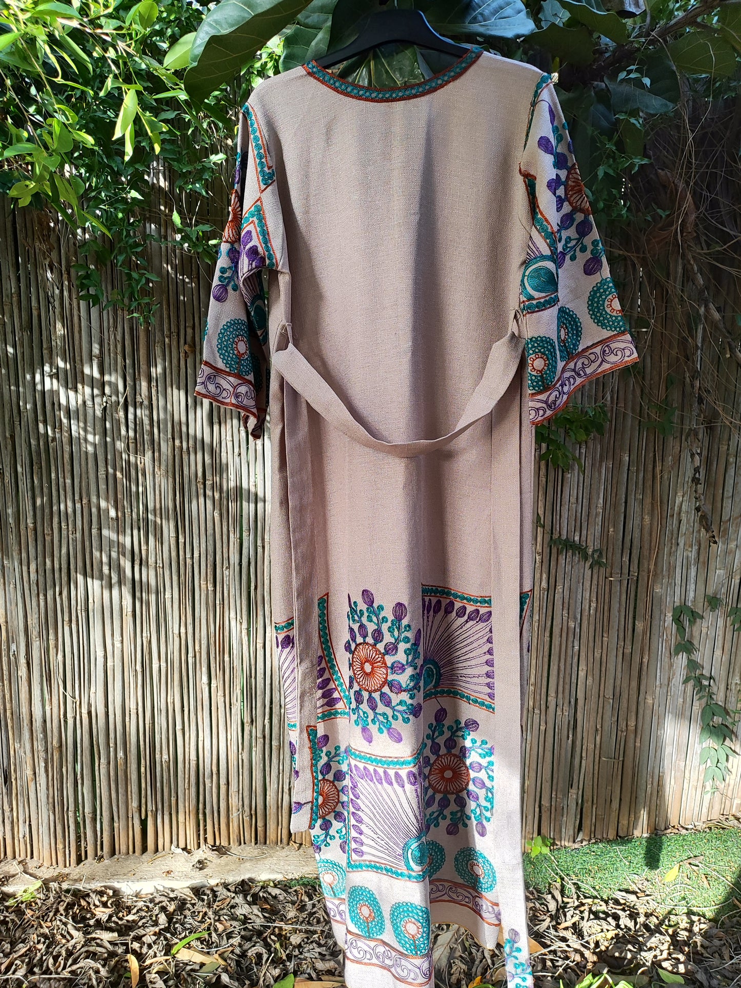 שמלת בוהו שיק מוקה ברקמות צבעוניות מפוזרות  - Image 7