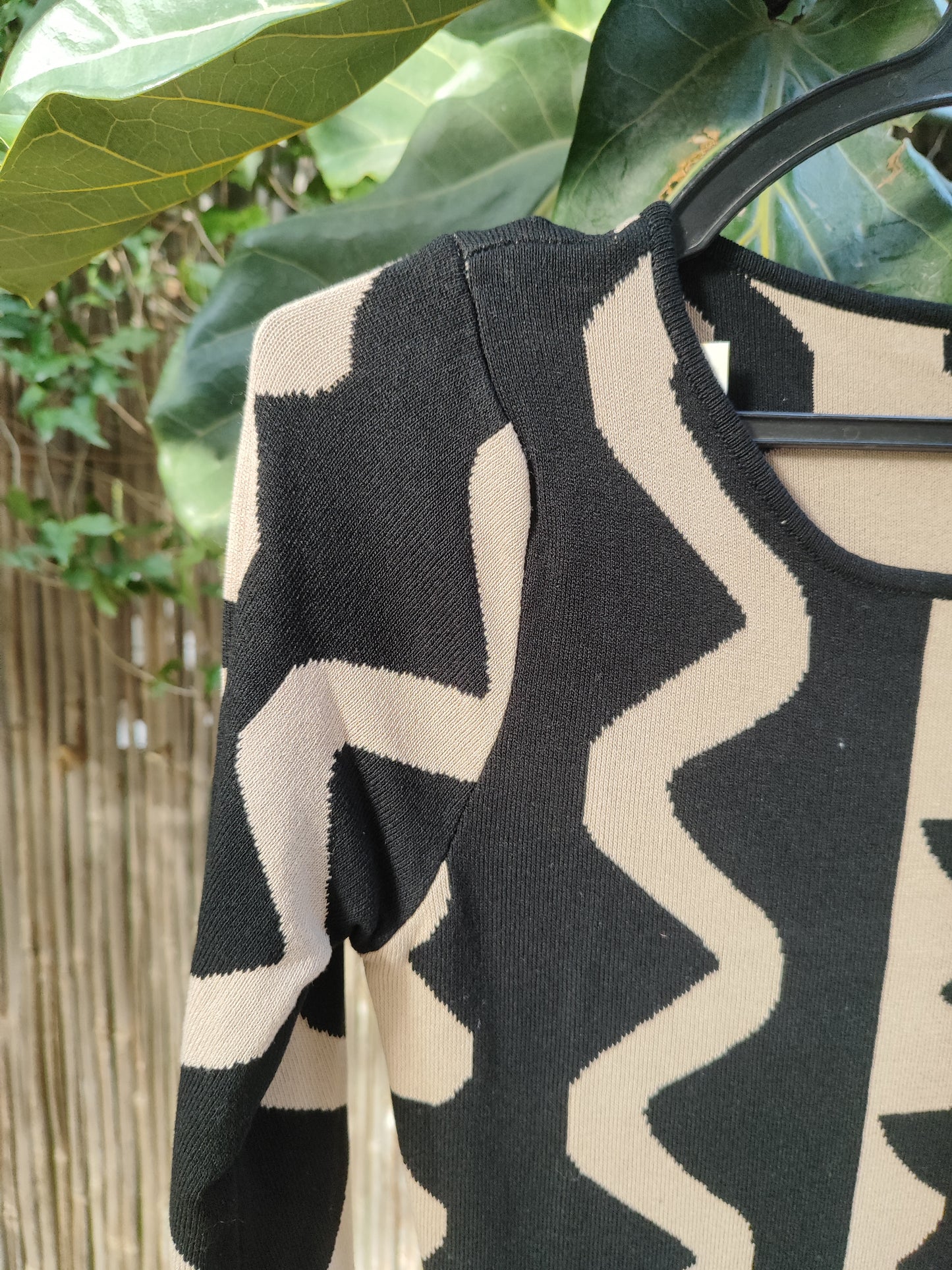 שמלה צמודה ארוכה בצורות שחור מוקה - Image 3