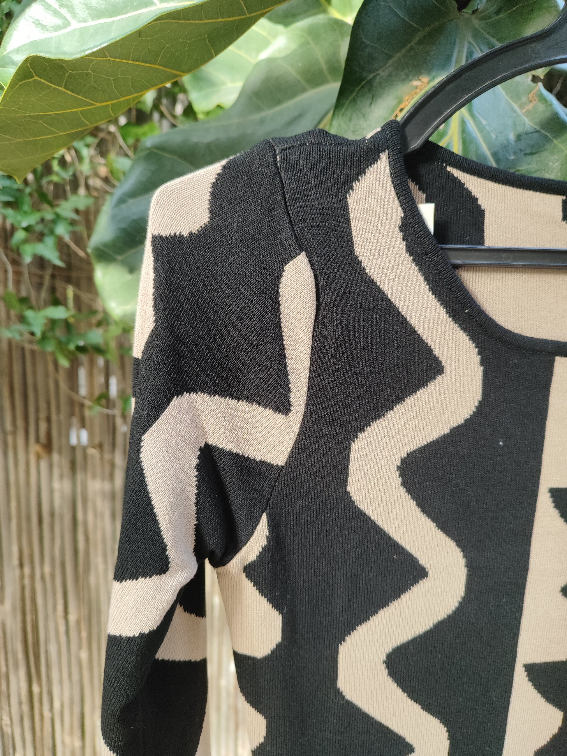 שמלה צמודה ארוכה בצורות שחור מוקה - Image 3