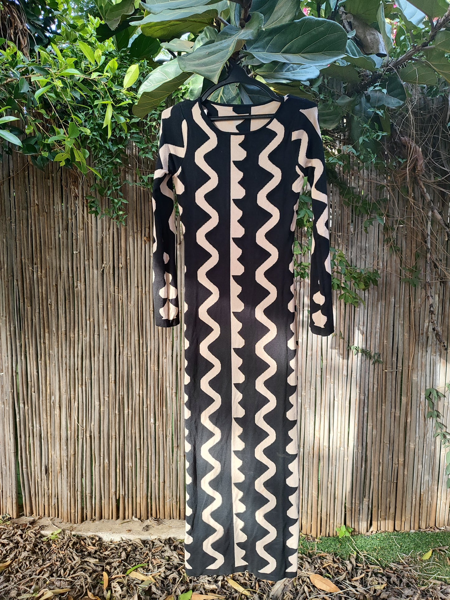 שמלה צמודה ארוכה בצורות שחור מוקה - Image 4