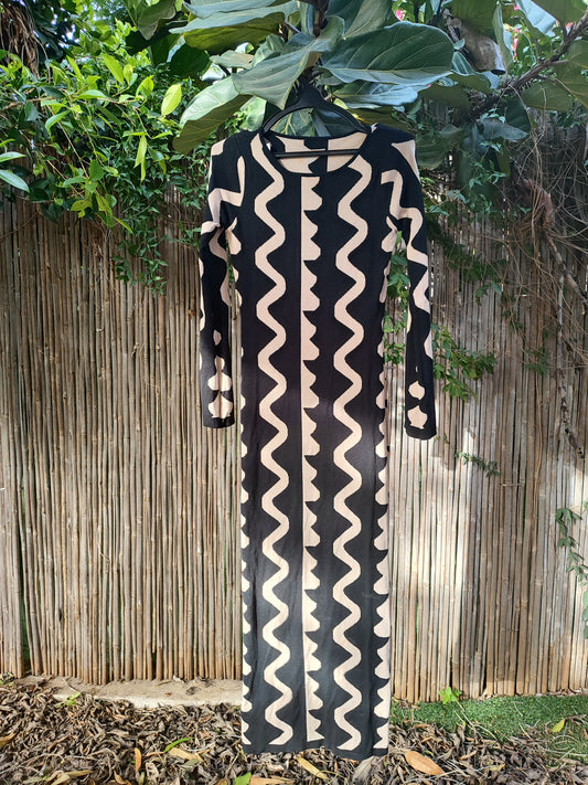 שמלה צמודה ארוכה בצורות שחור מוקה - Image 4