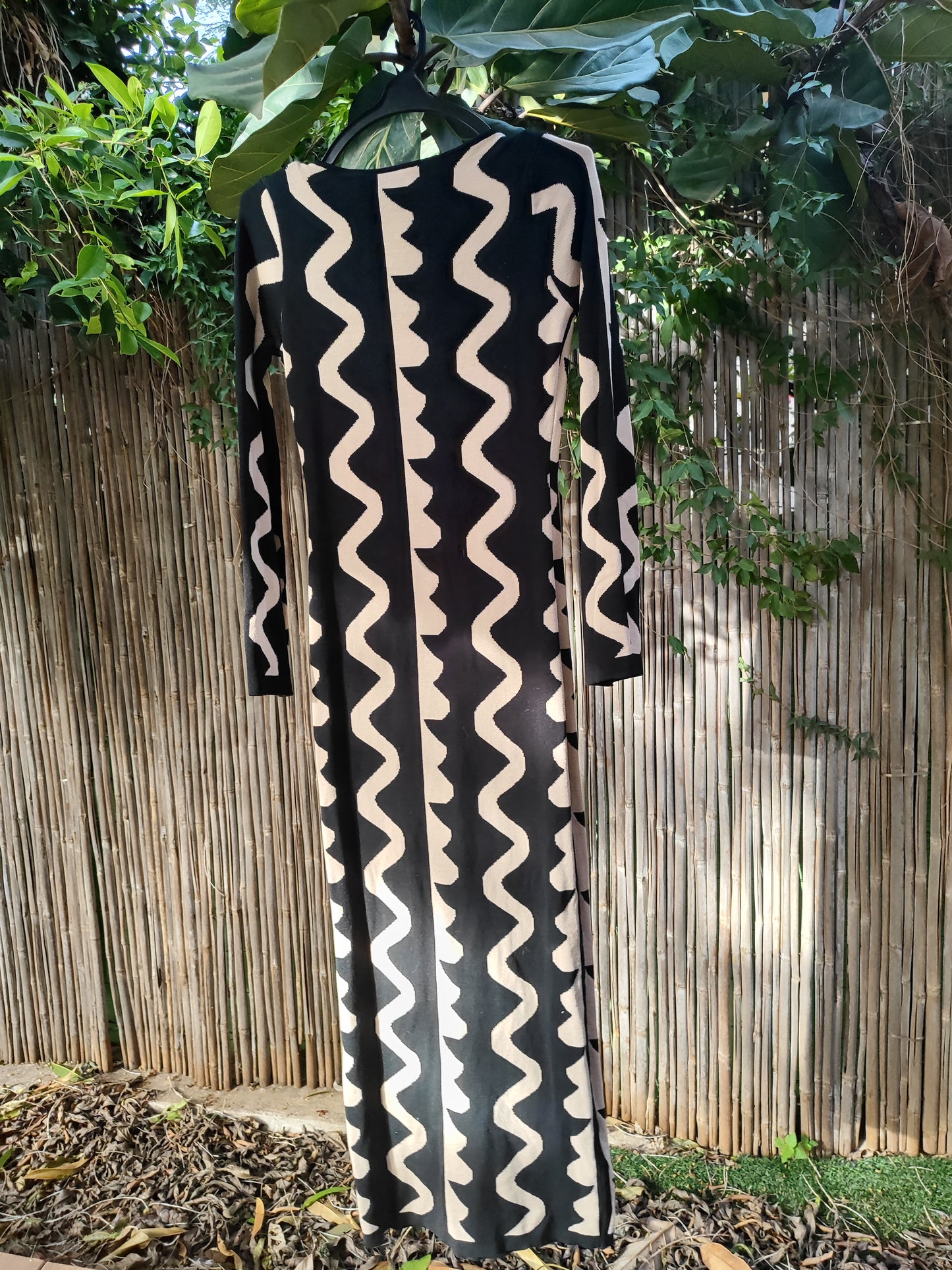 שמלה צמודה ארוכה בצורות שחור מוקה - Image 6