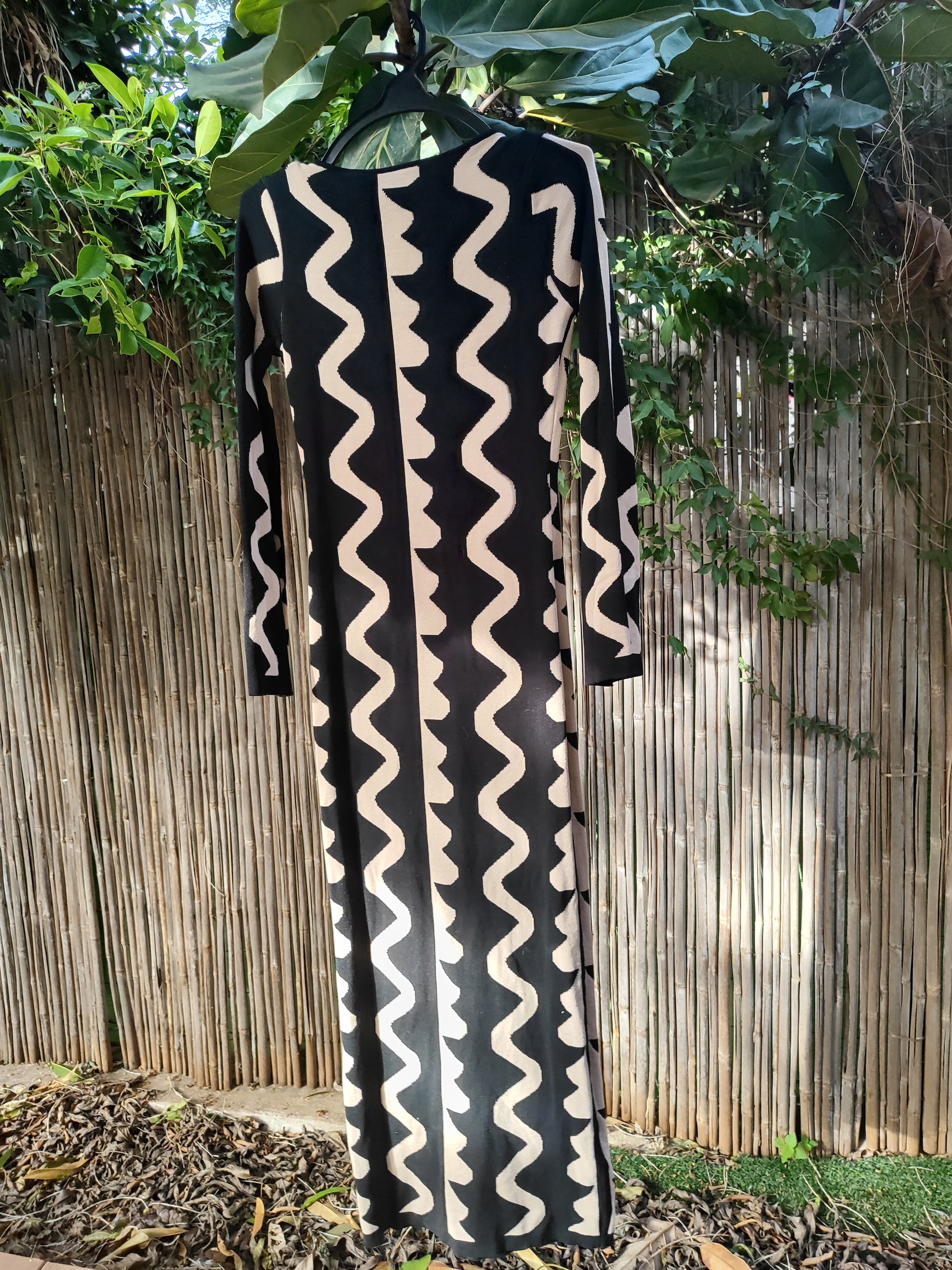 שמלה צמודה ארוכה בצורות שחור מוקה - Image 6