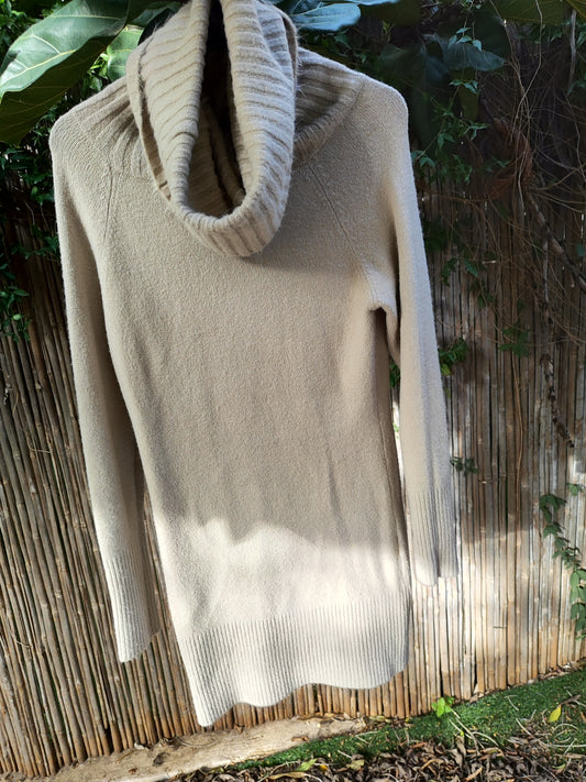 שמלת בז' סריג אופנתית בגולף מוזגם - Image 3