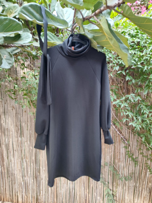 שמלה שחורה גולף וחגורה לזיקוק המותן בטקסטורה פסים - Image 4 by Liya