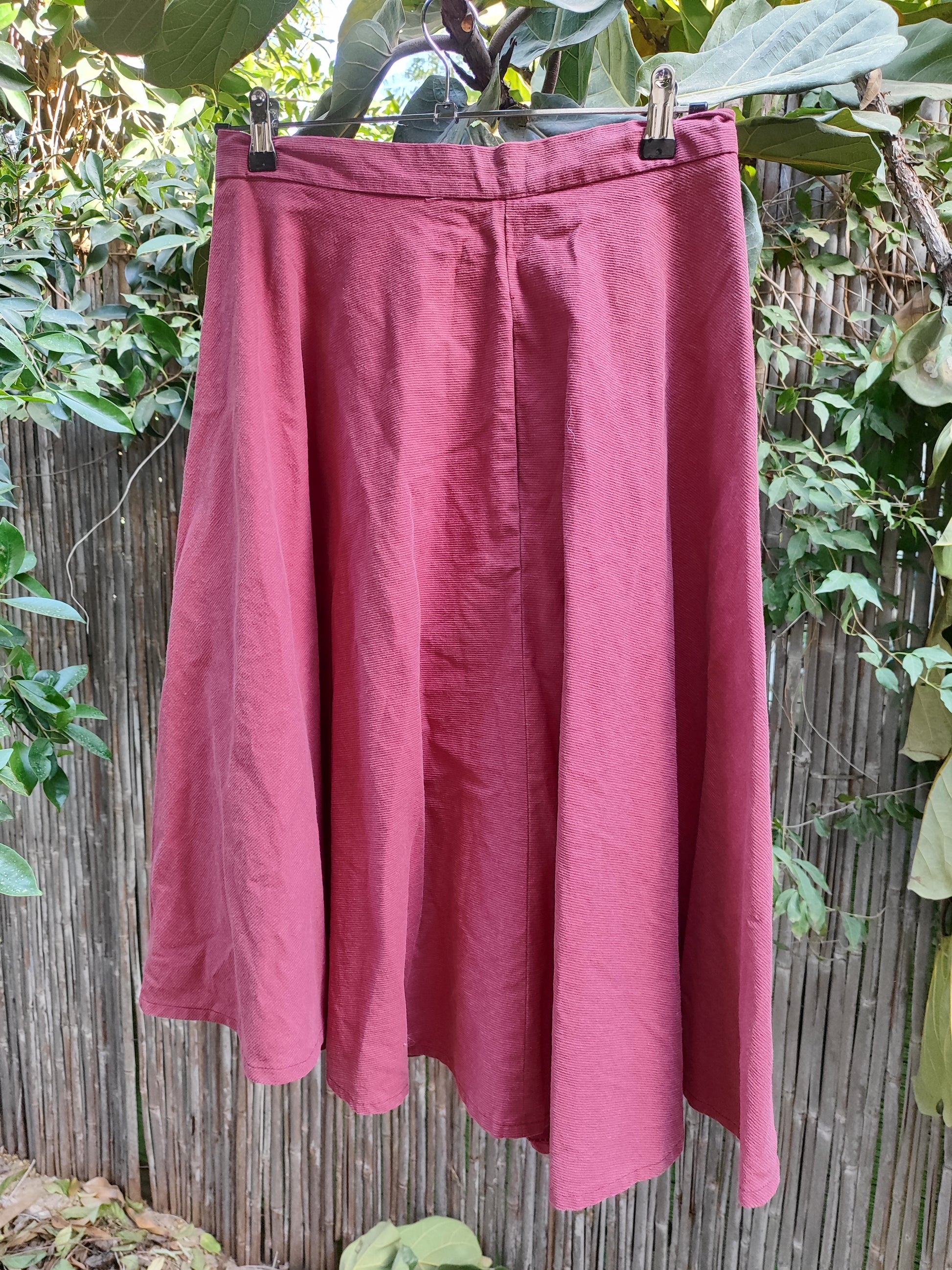 חצאית בורדו קורדרויי מכופתרת  - Image 4