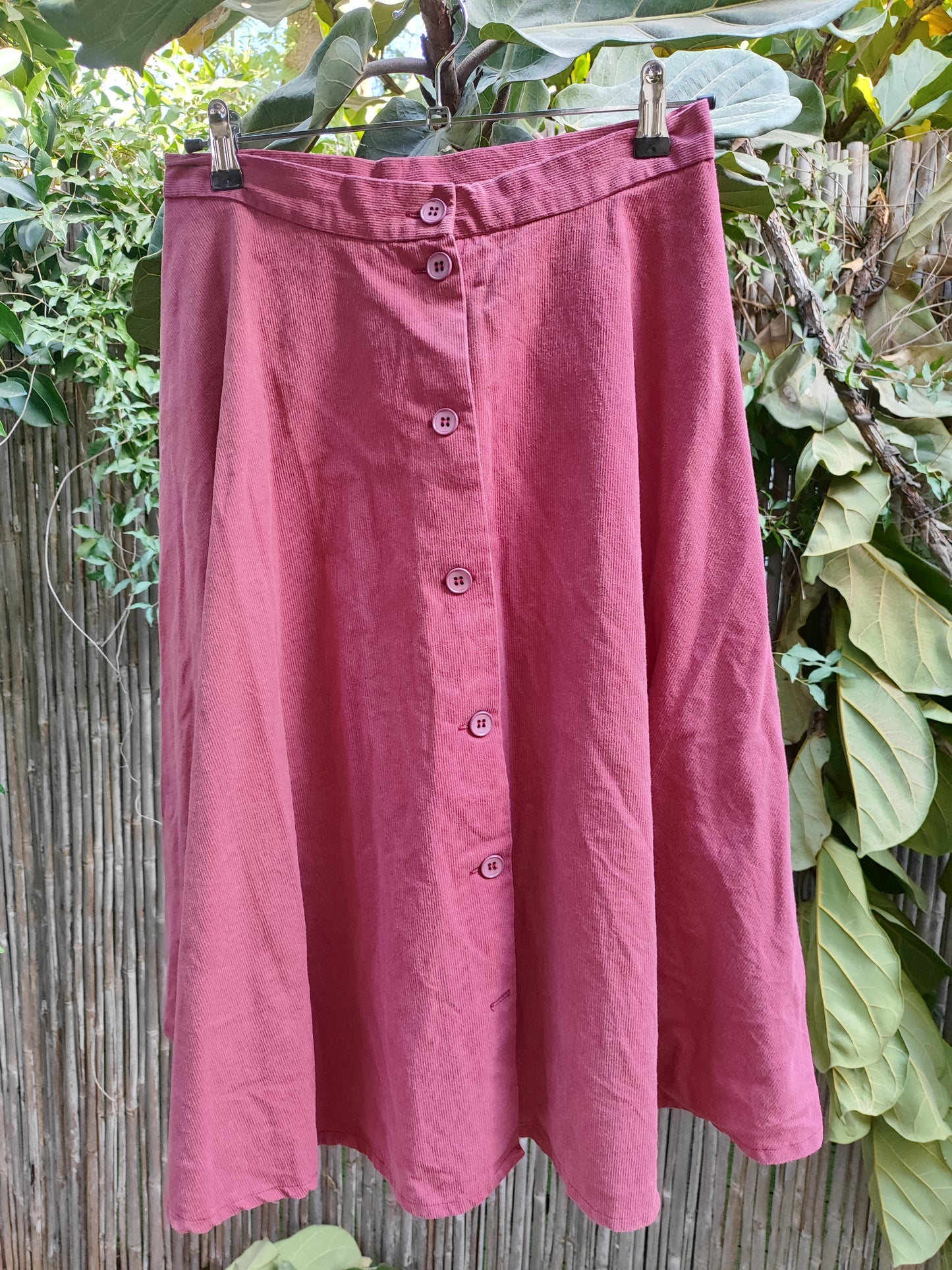 חצאית בורדו קורדרויי מכופתרת  - Image 3