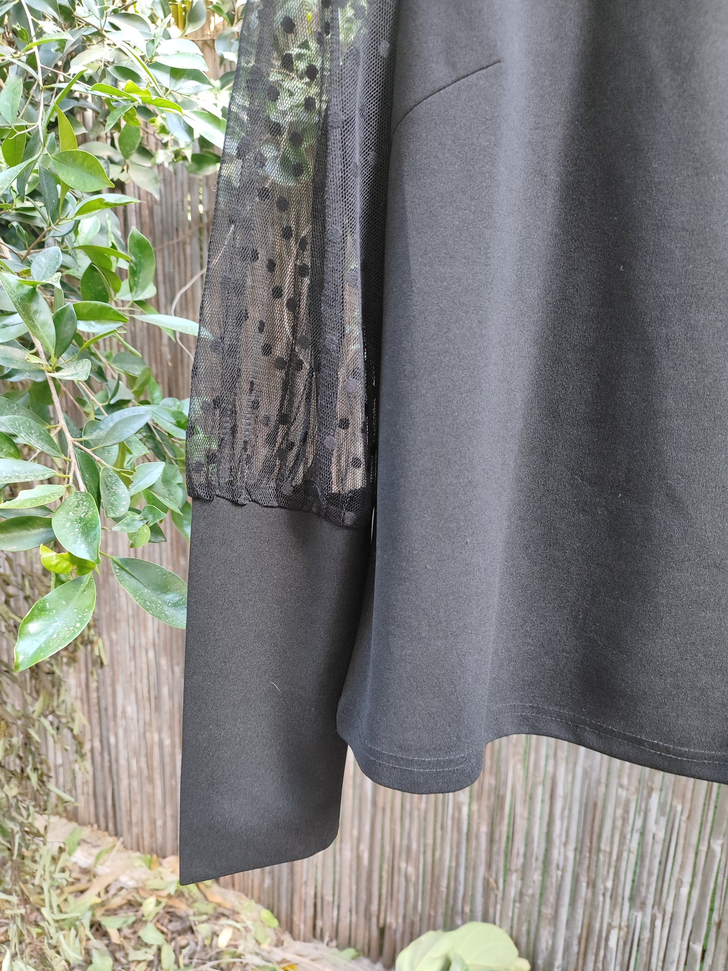 חולצה שחורה עם שרוולים שקופים - Image 4