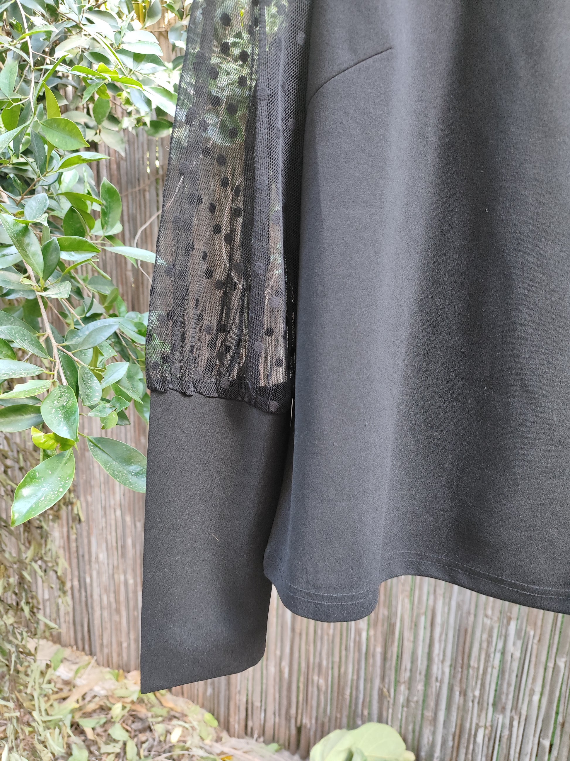 חולצה שחורה עם שרוולים שקופים - Image 4