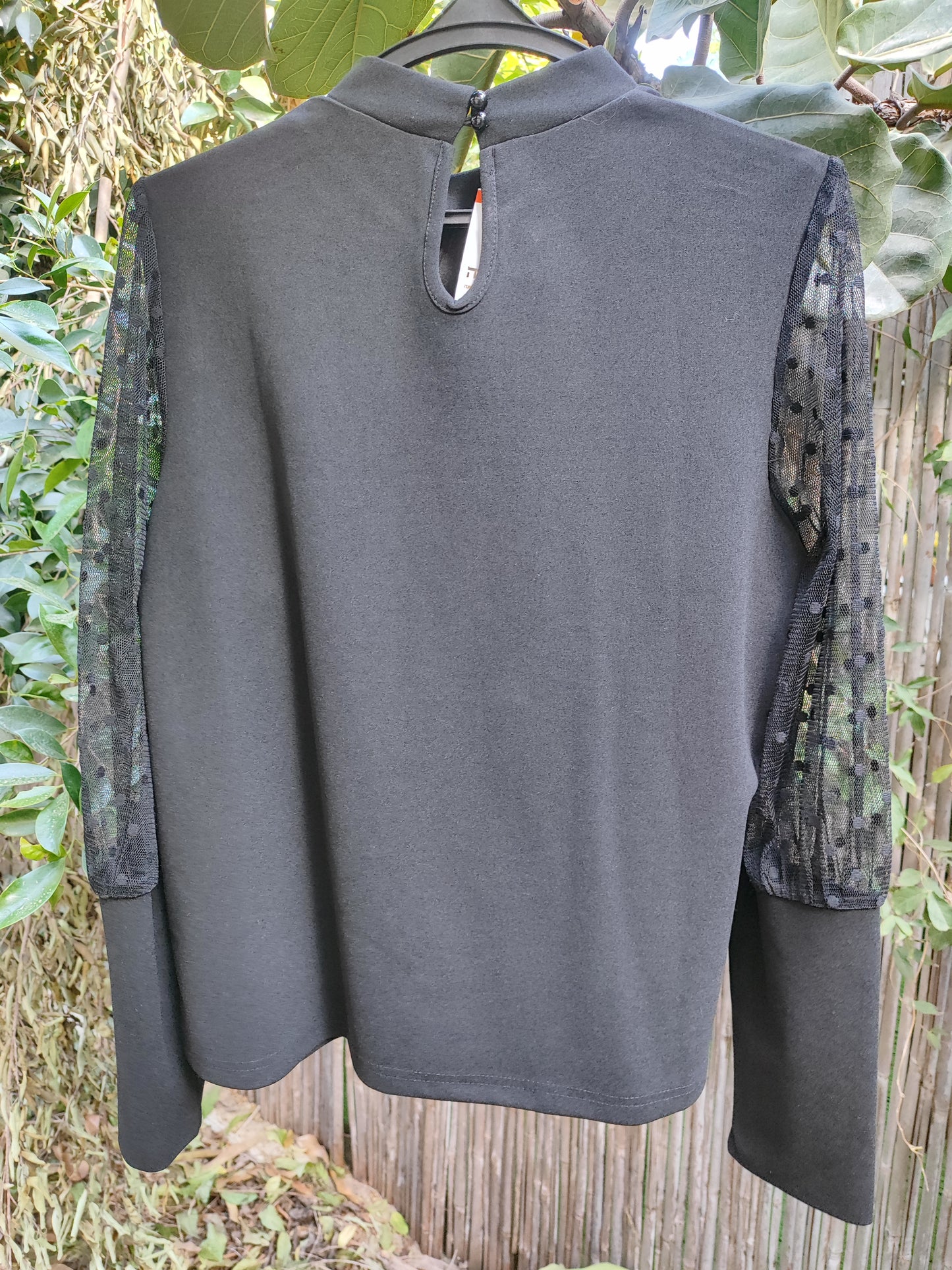 חולצה שחורה עם שרוולים שקופים - Image 3