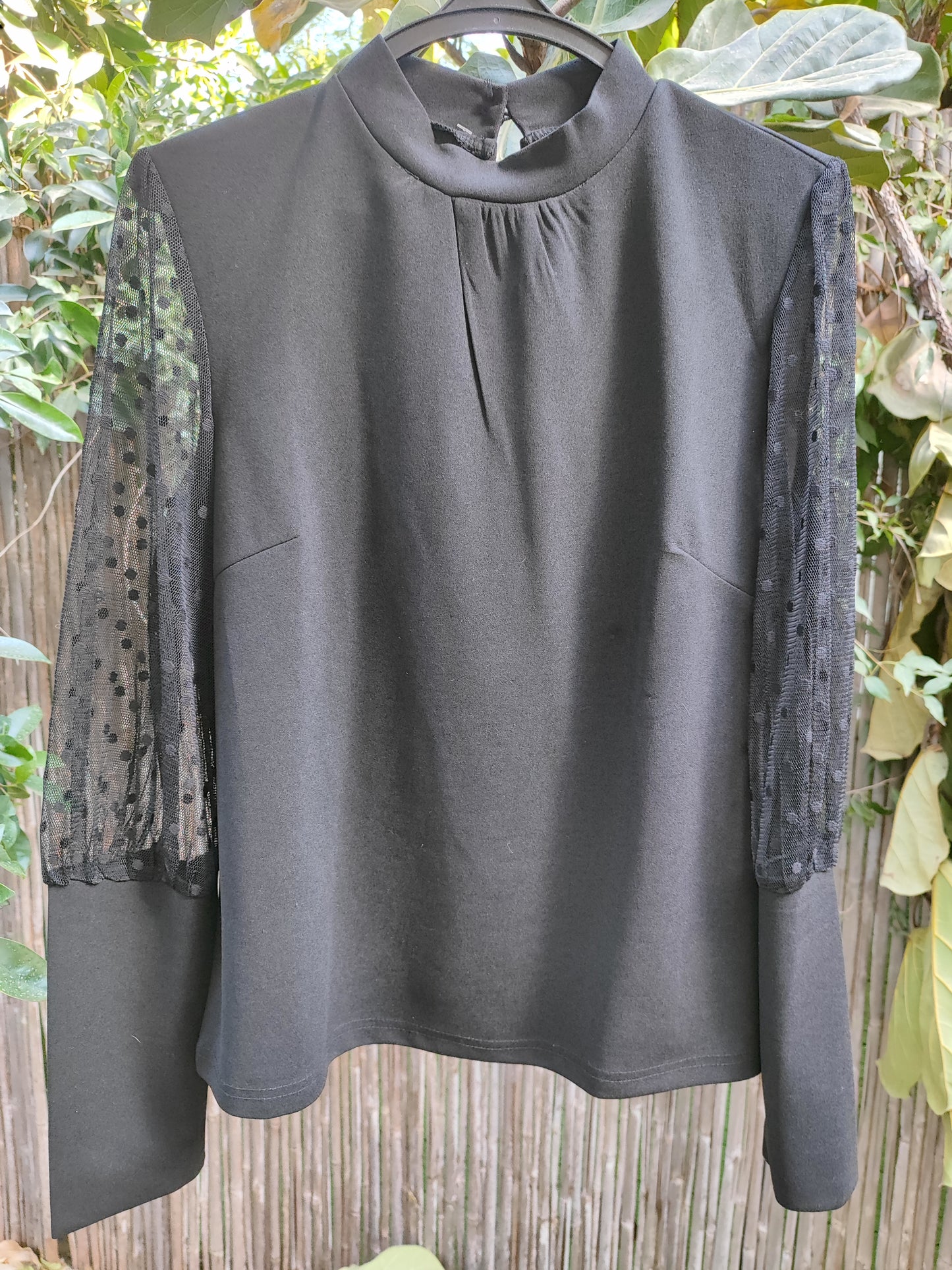 חולצה שחורה עם שרוולים שקופים - Image 5