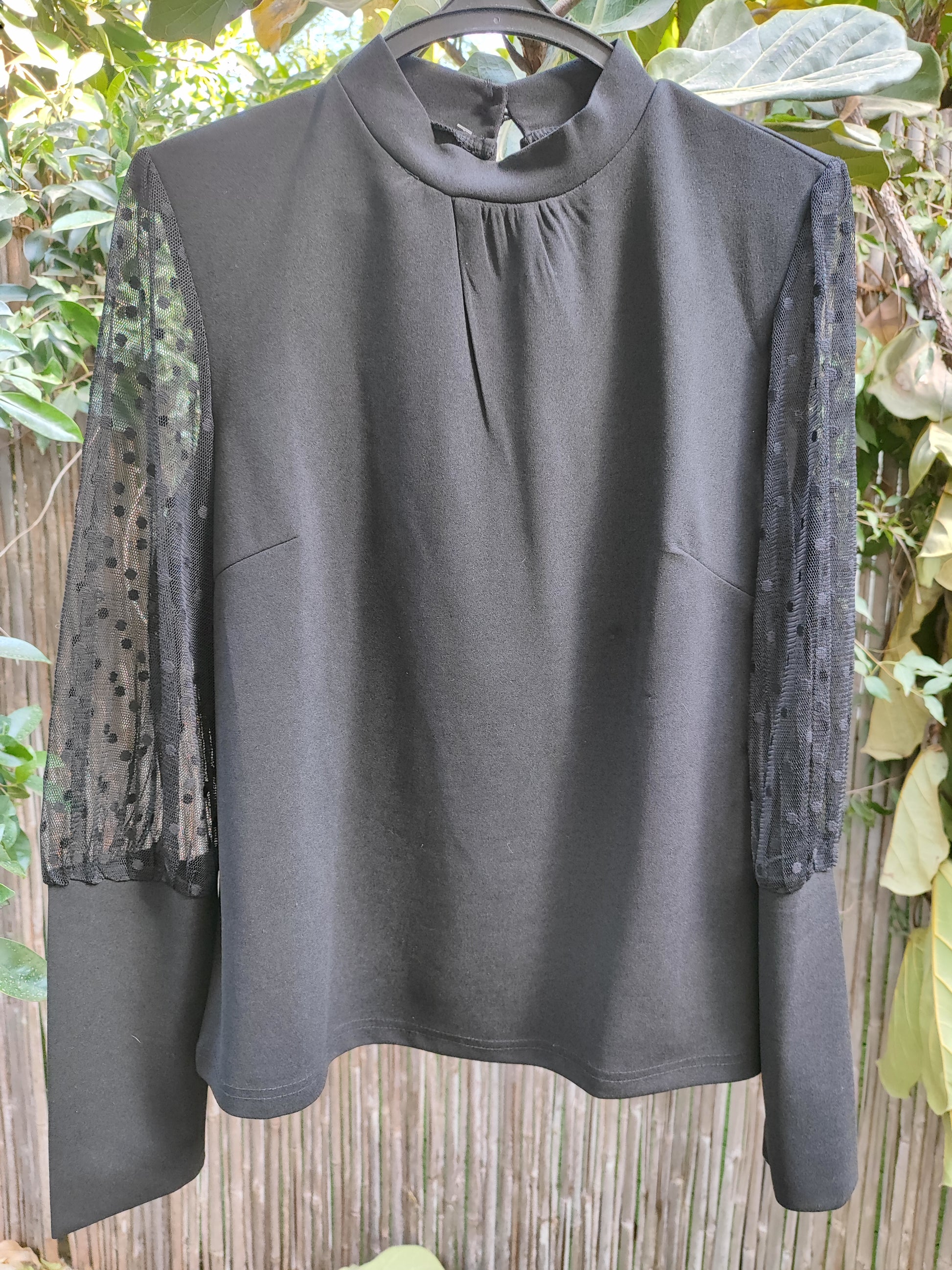 חולצה שחורה עם שרוולים שקופים - Image 5