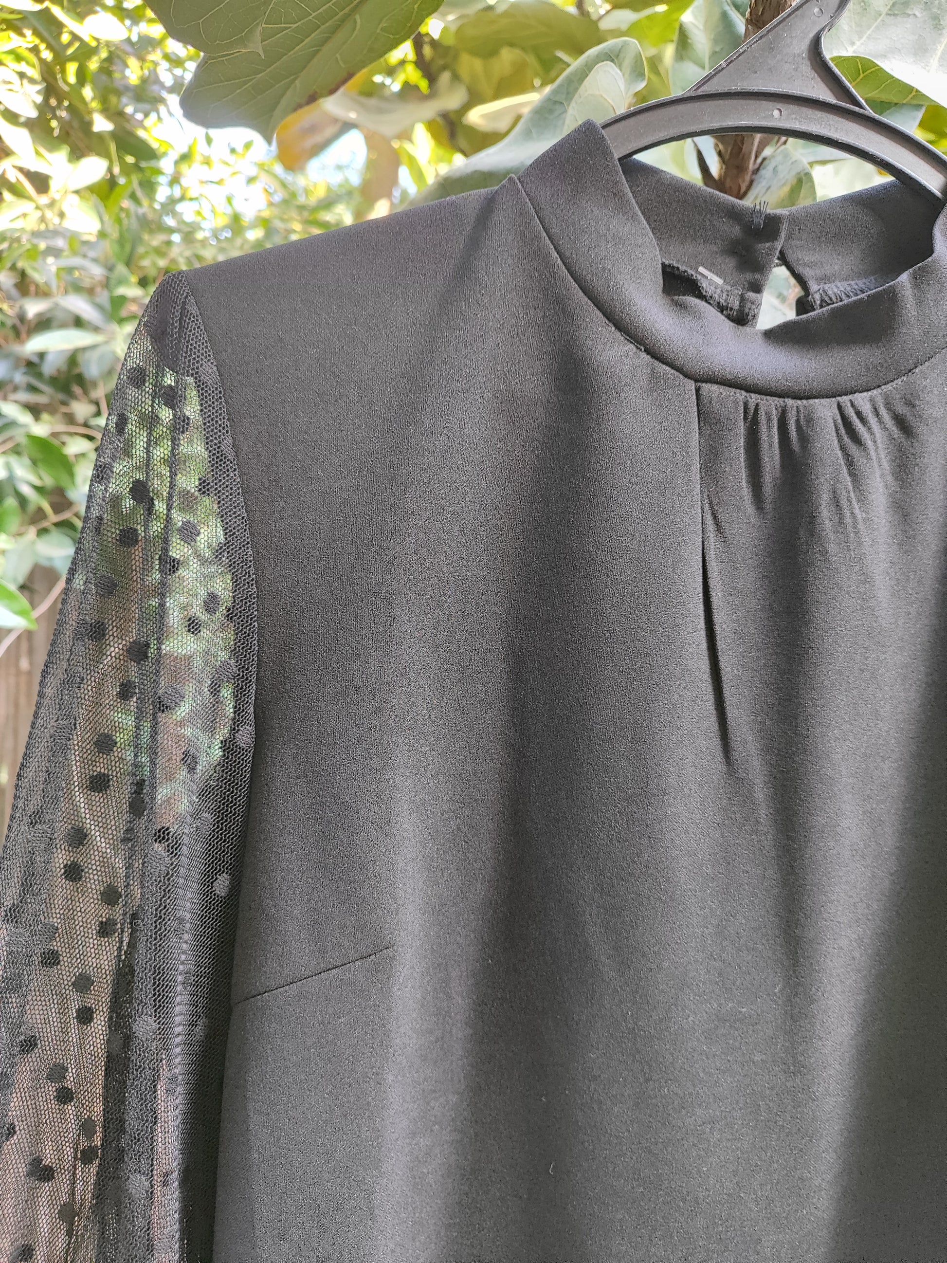 חולצה שחורה עם שרוולים שקופים - Image 6