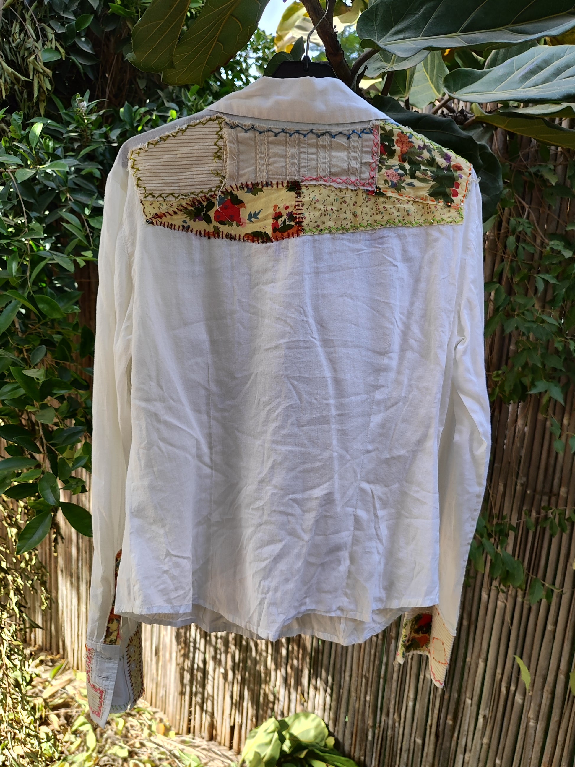 חולצה לבנה מעוטרת - Image 2 by casadi