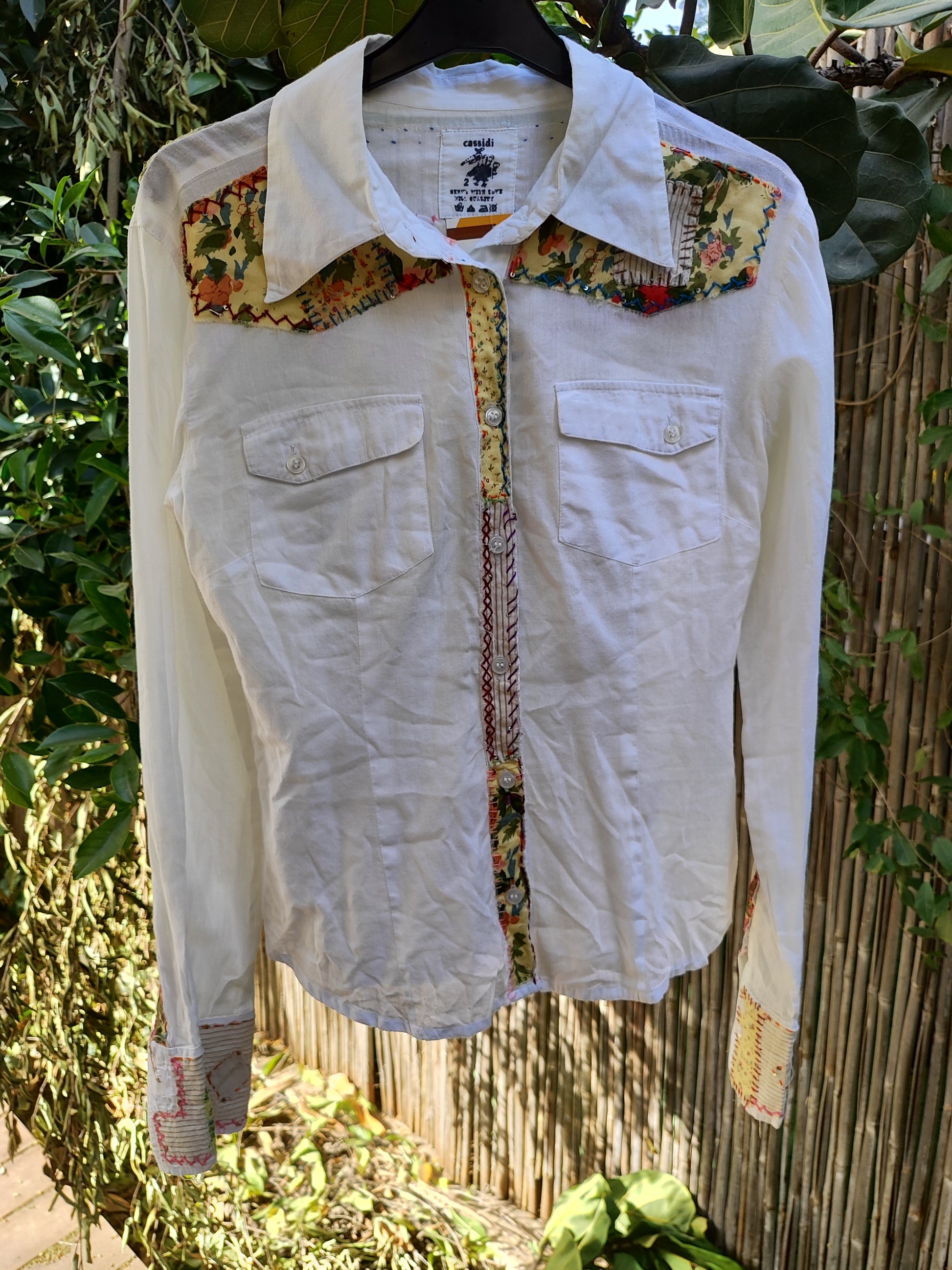 חולצה לבנה מעוטרת - Image 3 by casadi